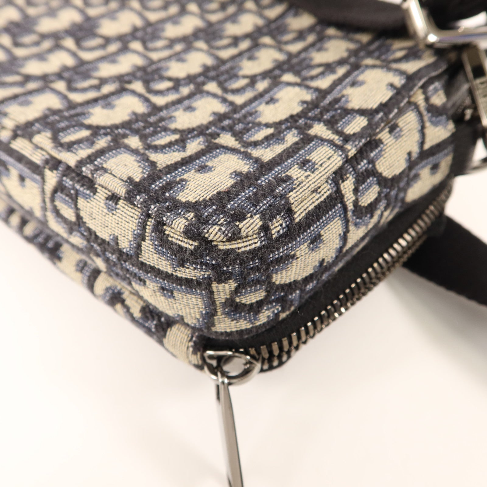 Dior 帆布Zipped Pouch With Strap銀扣肩背袋