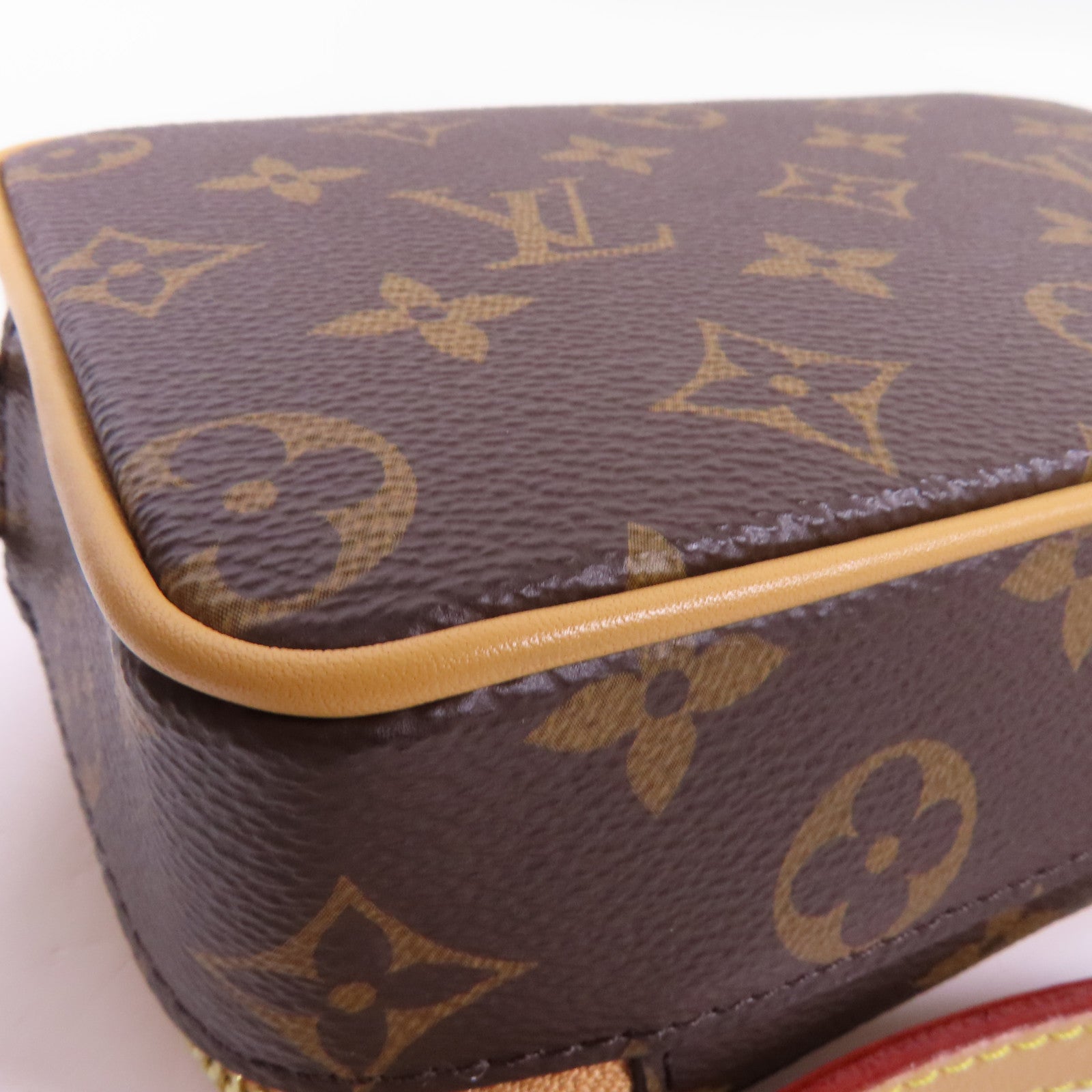 LOUIS VUITTON Monogram Baladeur Wearable Wallet金扣肩背袋