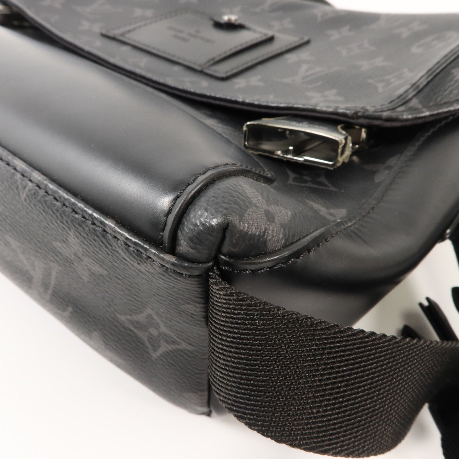 LOUIS VUITTON Monogram Eclipse Messenger PM Voyager銀扣肩背袋