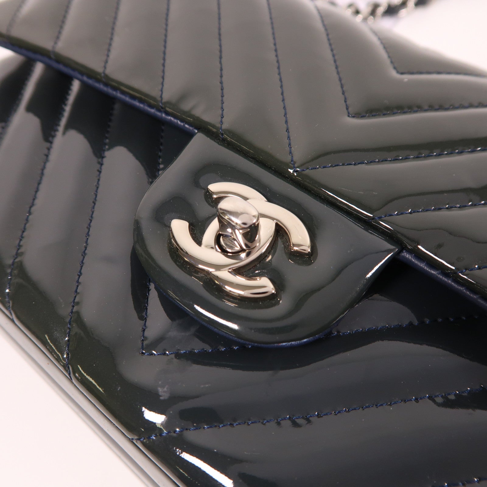 CHANEL 【激減優惠】漆皮皮革Shoulder Bag銀扣鏈帶肩背袋深藍色