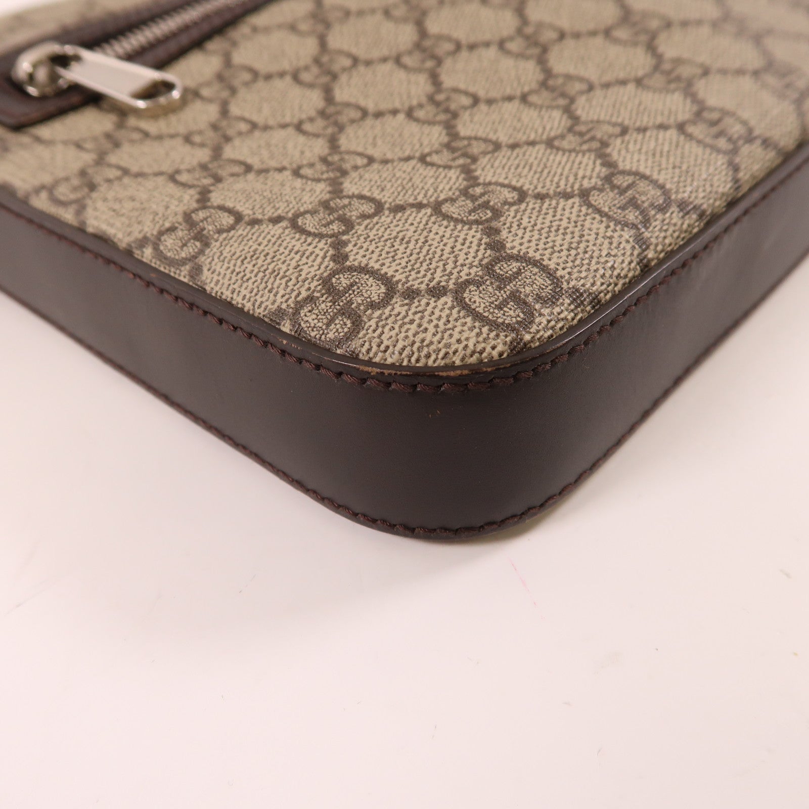 GUCCI 塗層帆布Gucci Signature銀扣肩背袋