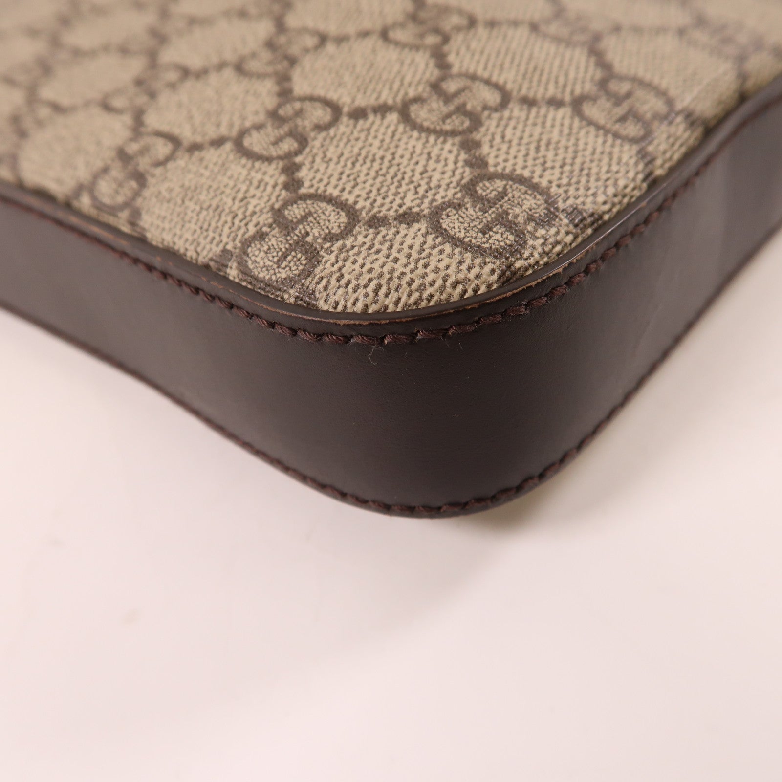 GUCCI 塗層帆布Gucci Signature銀扣肩背袋