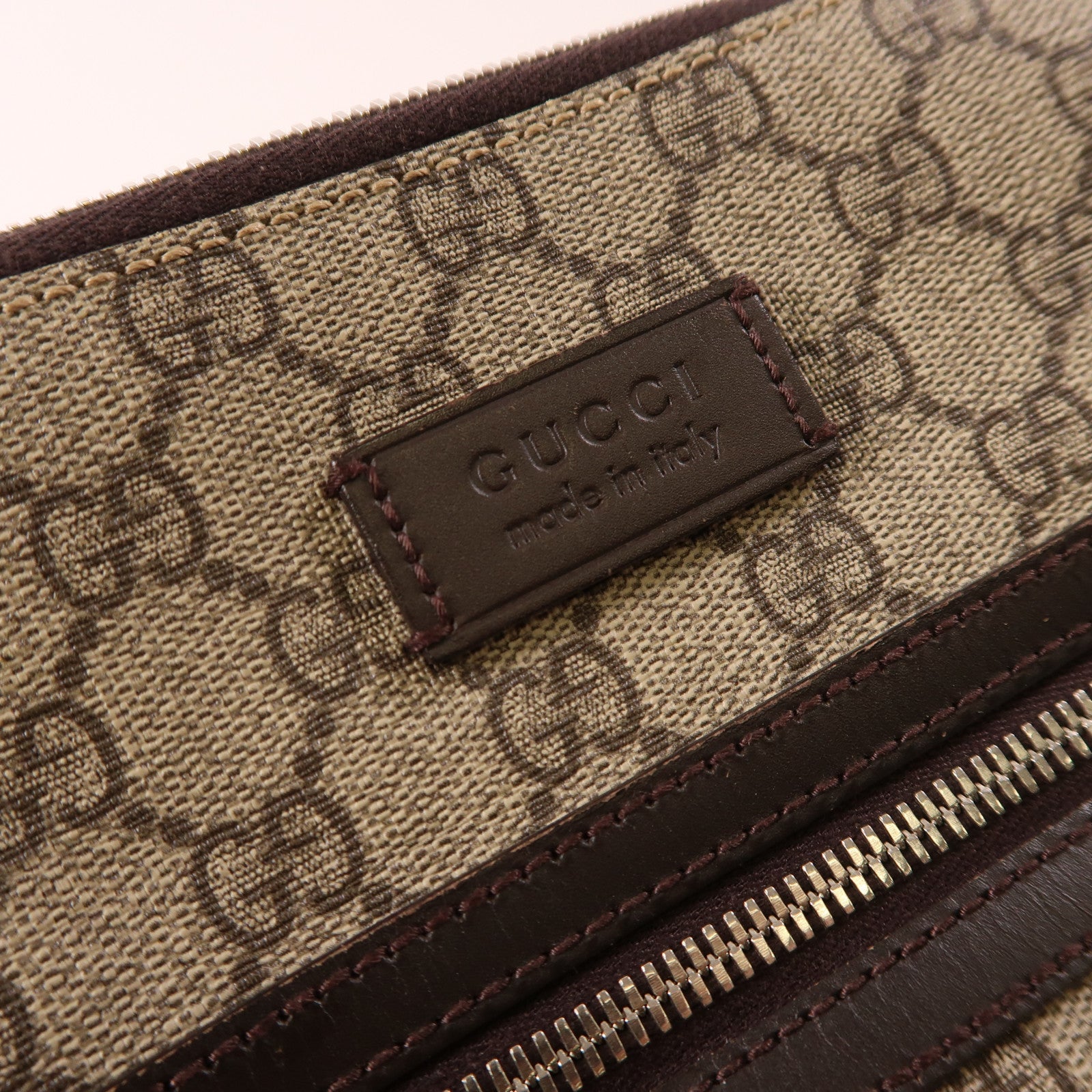 GUCCI 塗層帆布Gucci Signature銀扣肩背袋