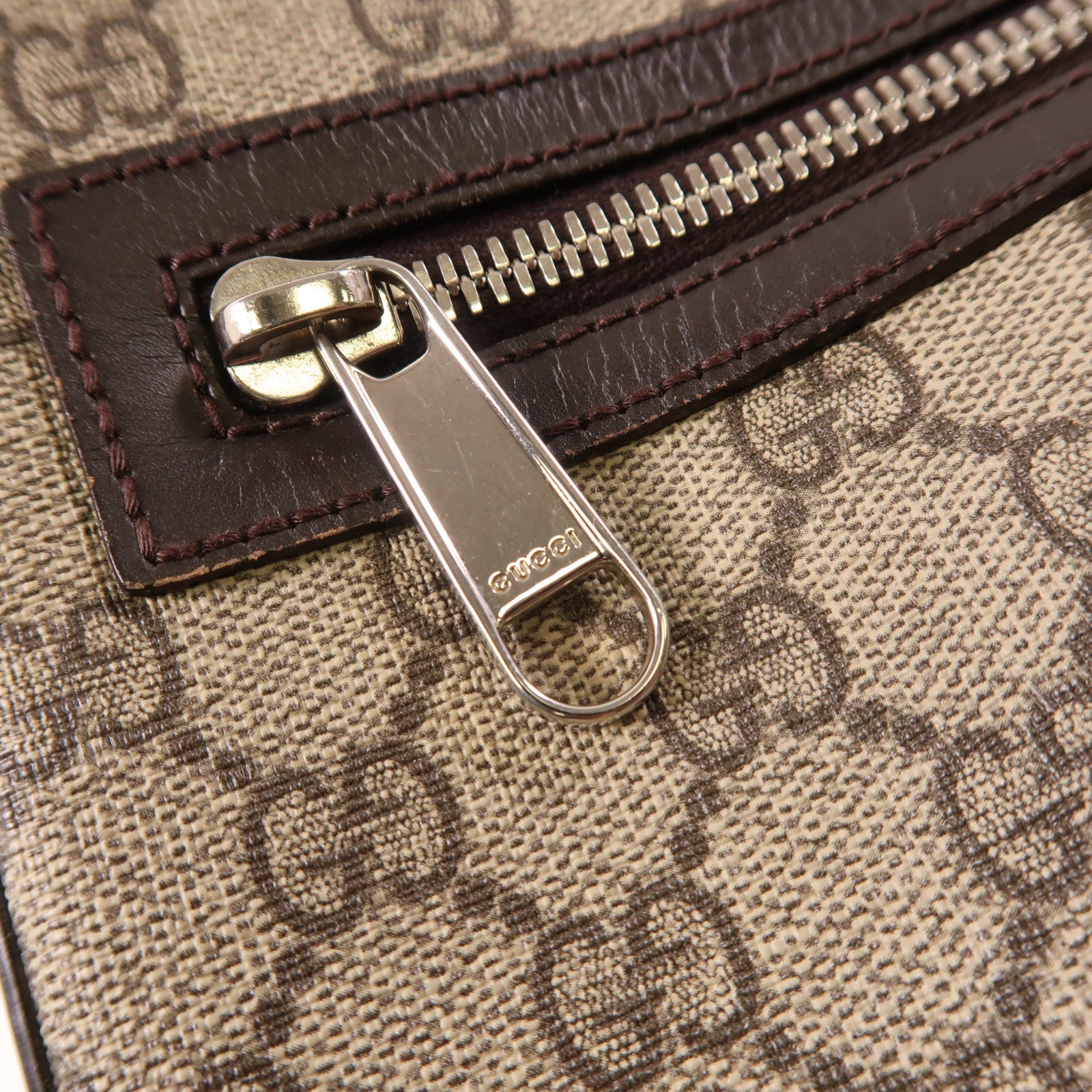 GUCCI 塗層帆布Gucci Signature銀扣肩背袋