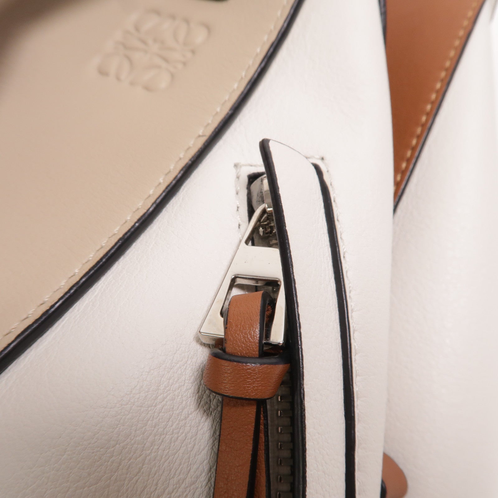 LOEWE 牛皮皮革Hammock Medium肩背袋