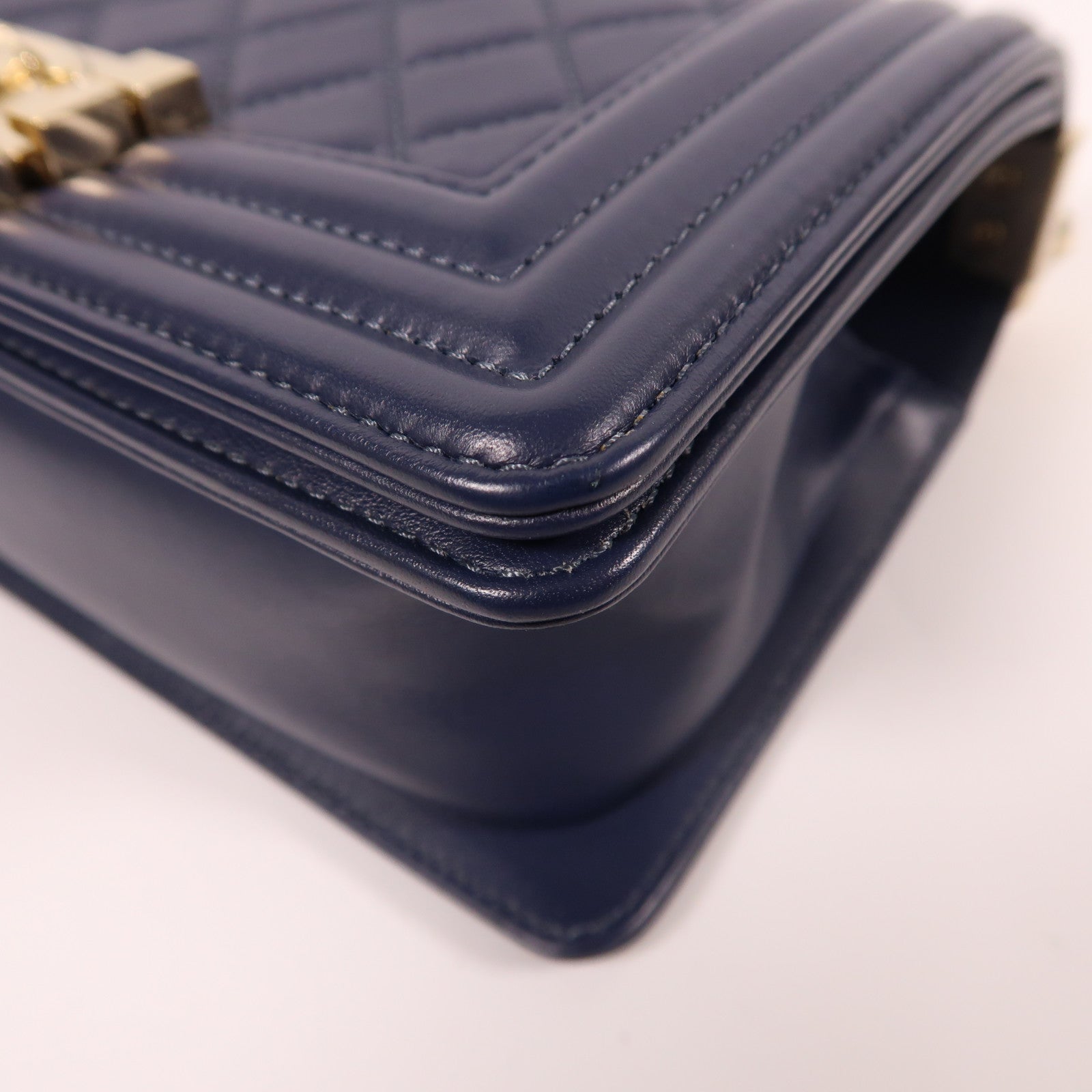 CHANEL 羊皮皮革Boy 20金扣鏈帶肩背袋藍色
