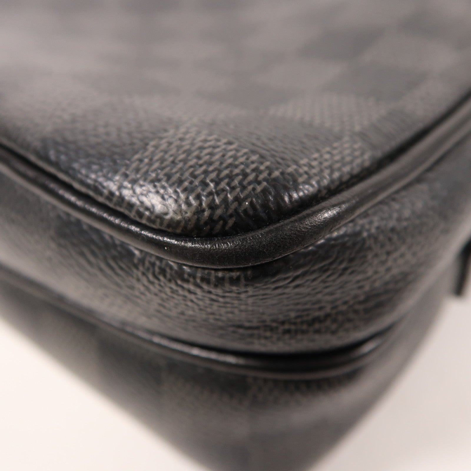 LOUIS VUITTON Damier Graphite Trocadero Messenger MM銀扣肩背袋