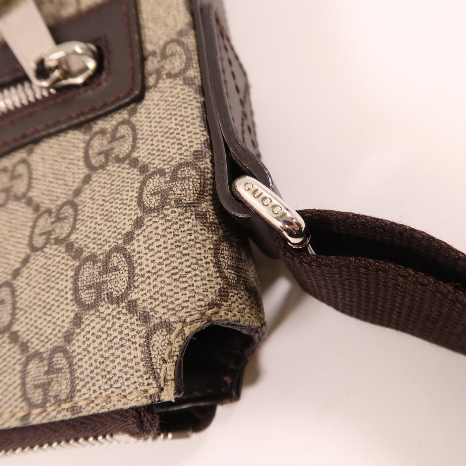 GUCCI 塗層帆布Gucci Signature銀扣肩背袋