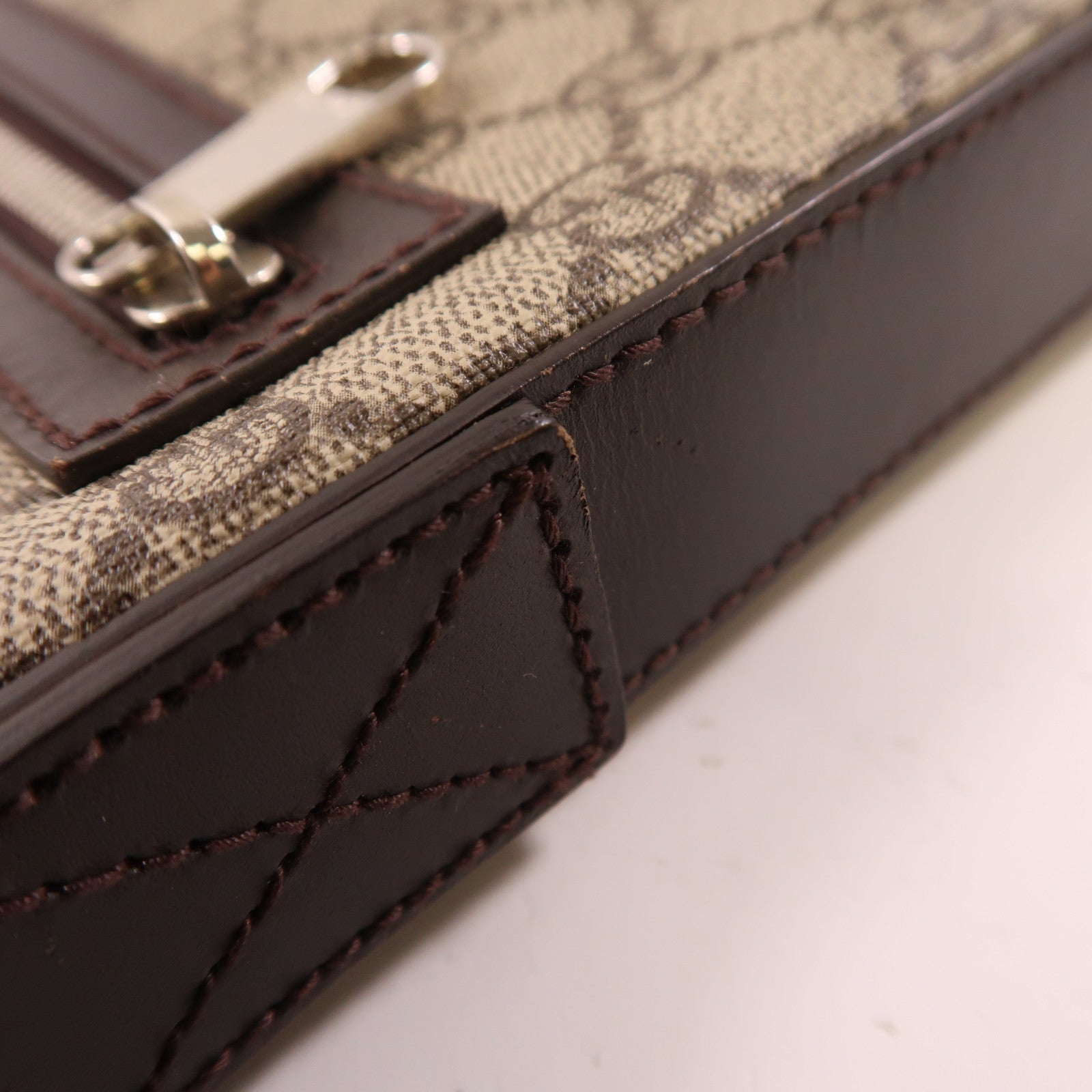 GUCCI 塗層帆布Gucci Signature銀扣肩背袋
