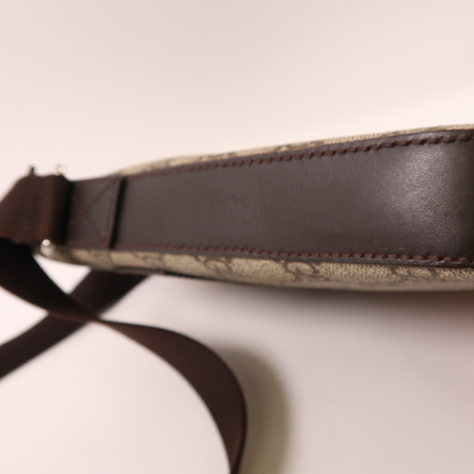 GUCCI 塗層帆布Gucci Signature銀扣肩背袋