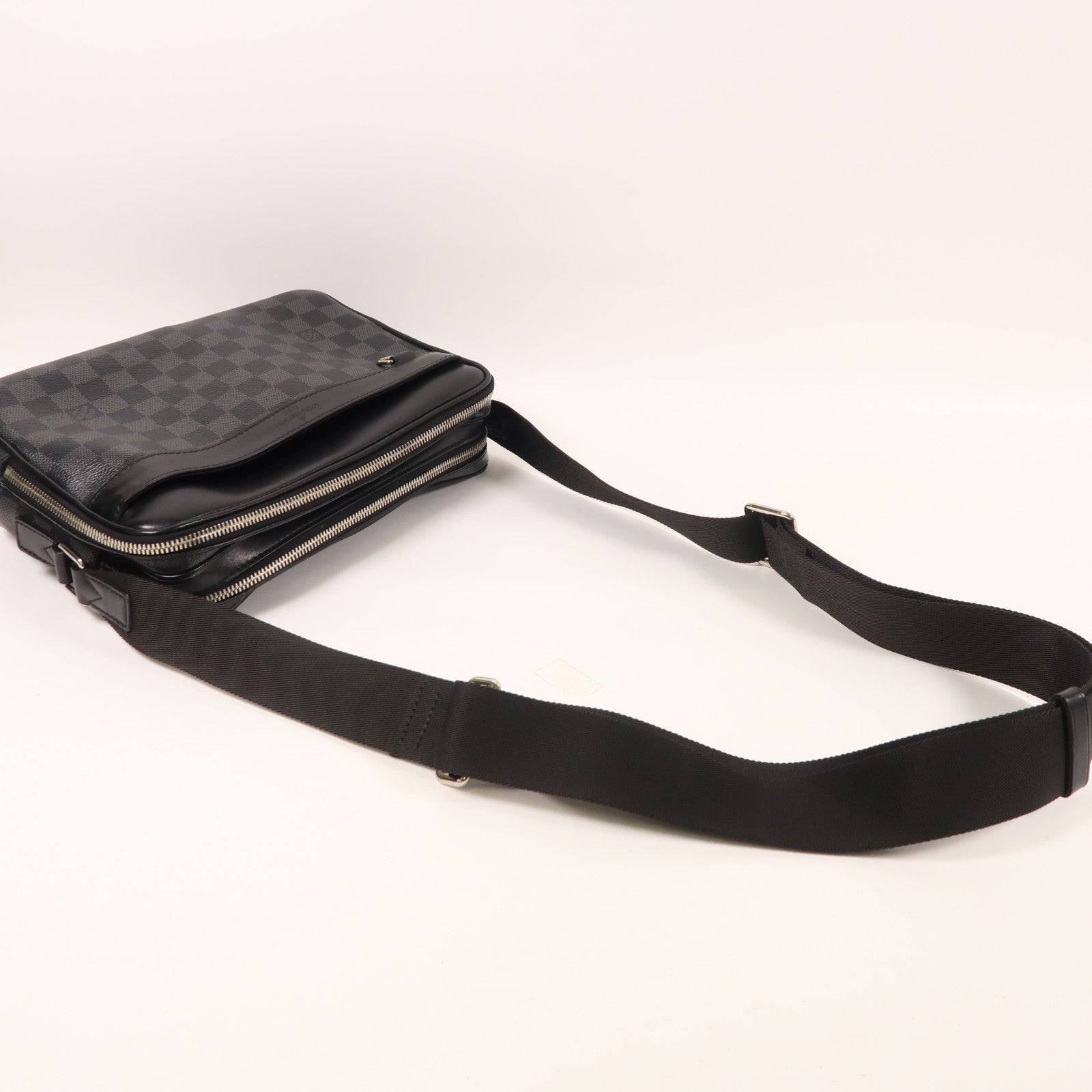LOUIS VUITTON Damier Graphite Trocadero Messenger MM銀扣肩背袋