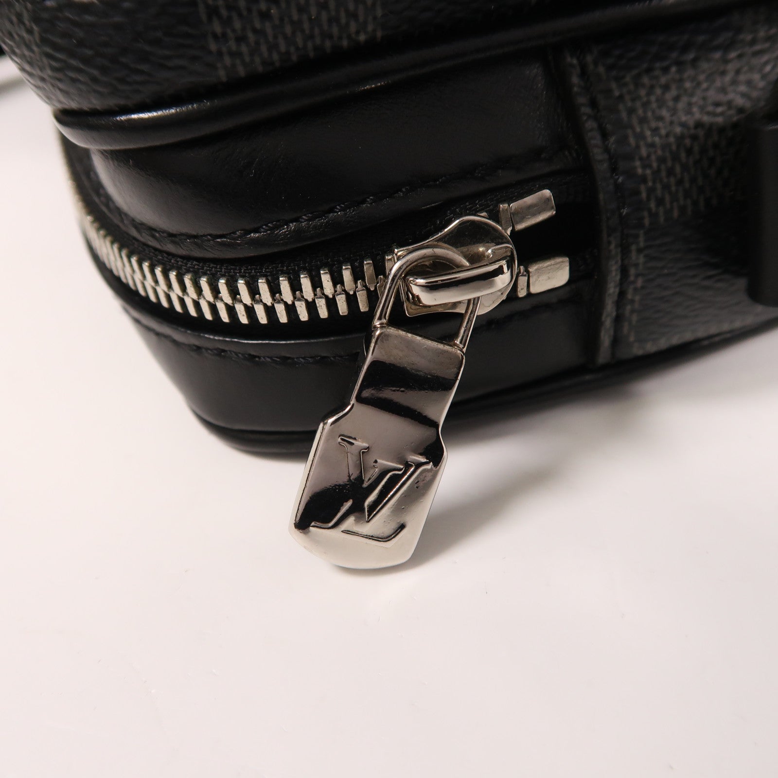 LOUIS VUITTON Damier Graphite Trocadero Messenger MM銀扣肩背袋