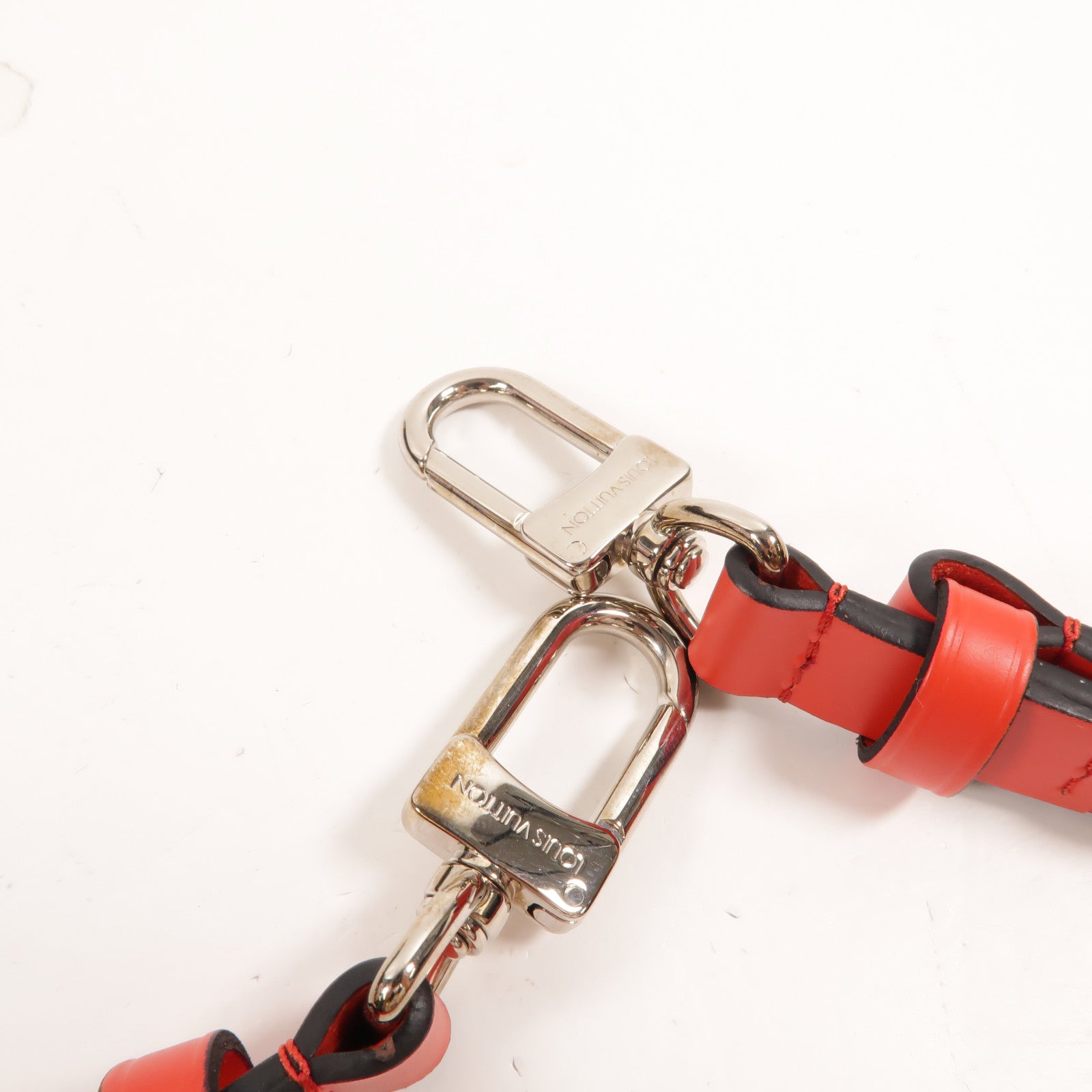 LOUIS VUITTON Epi Love Lock Charm Twist鏈帶手挽肩背兩用袋