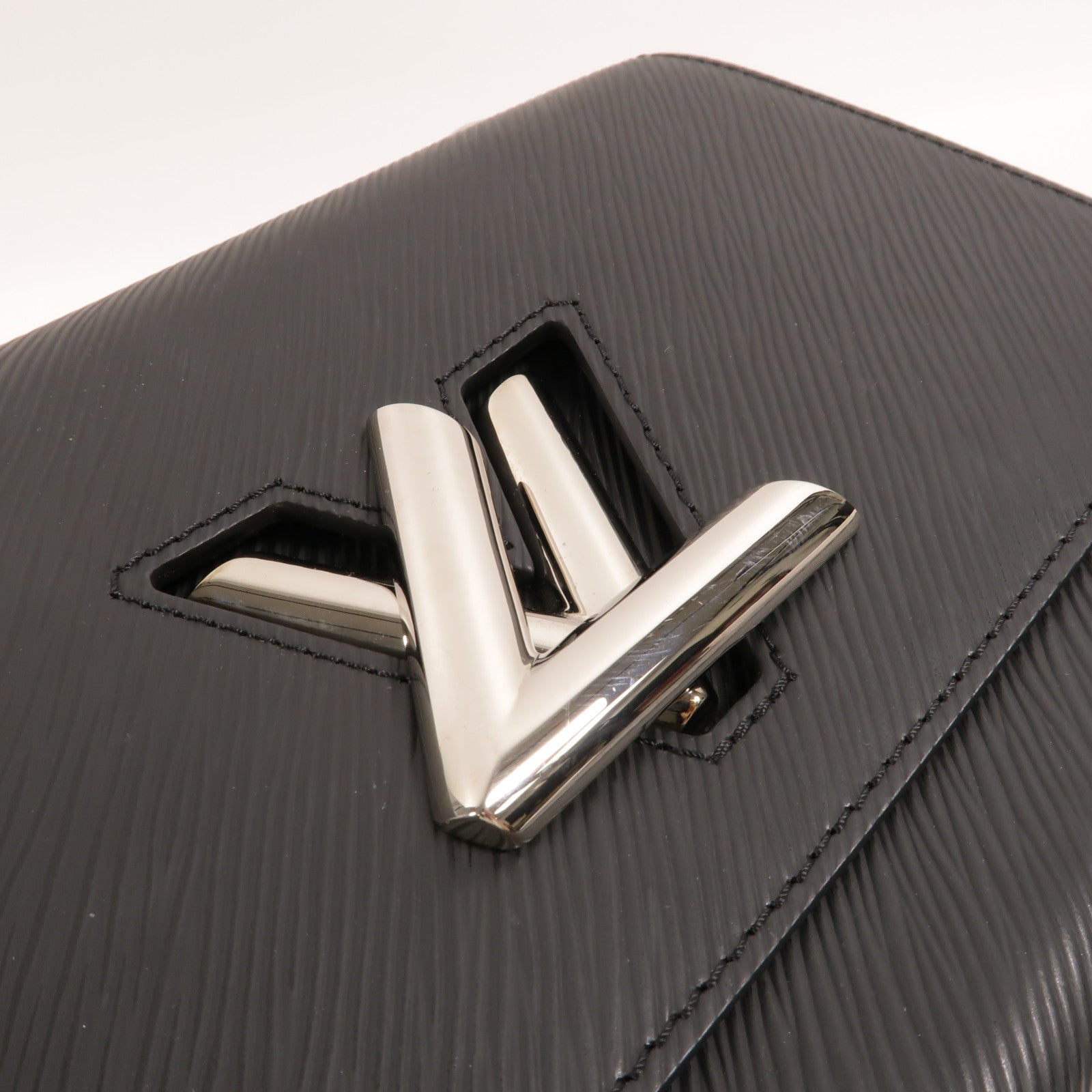 LOUIS VUITTON Epi Love Lock Charm Twist鏈帶手挽肩背兩用袋