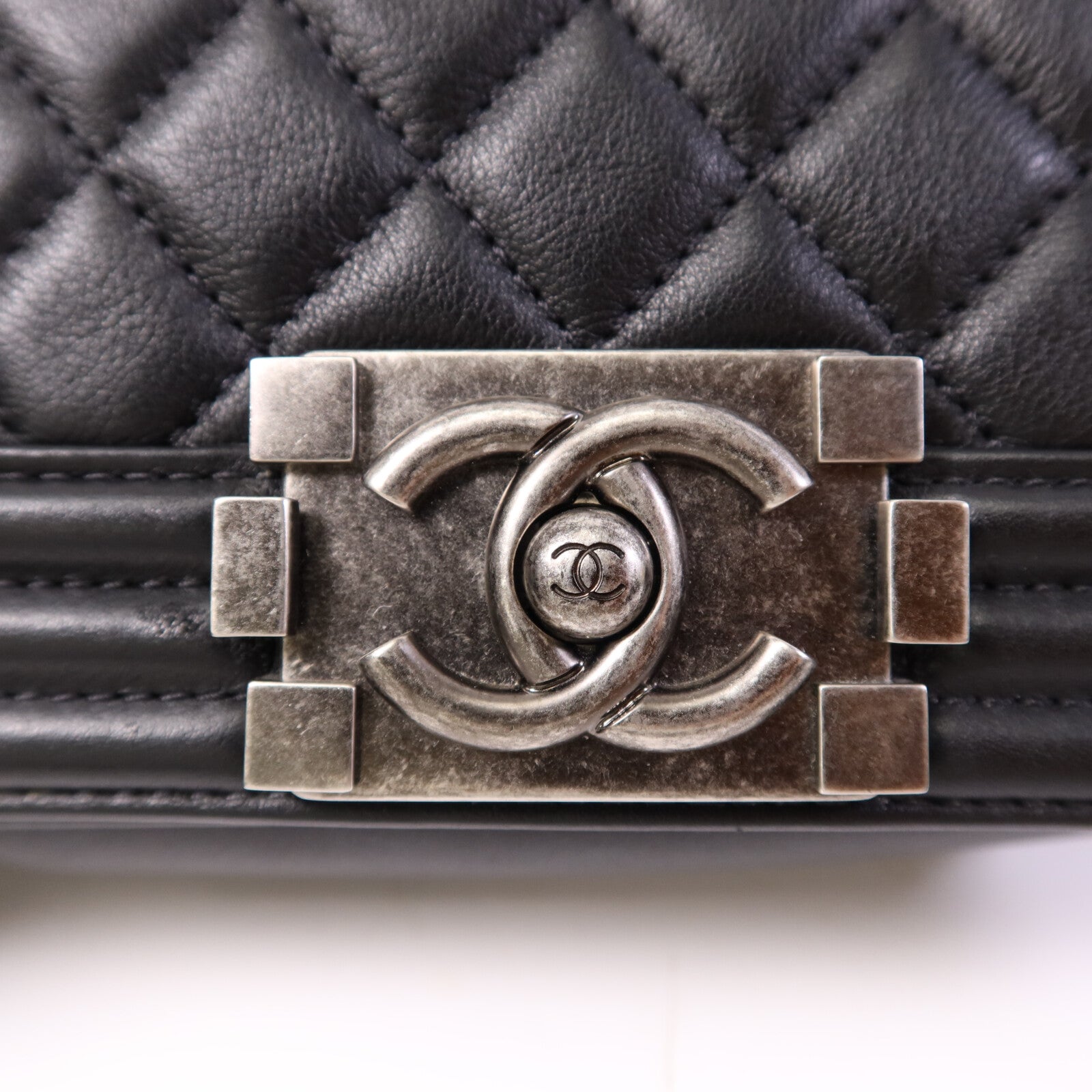 CHANEL 牛皮皮革Boy 20銀扣鏈帶肩背袋