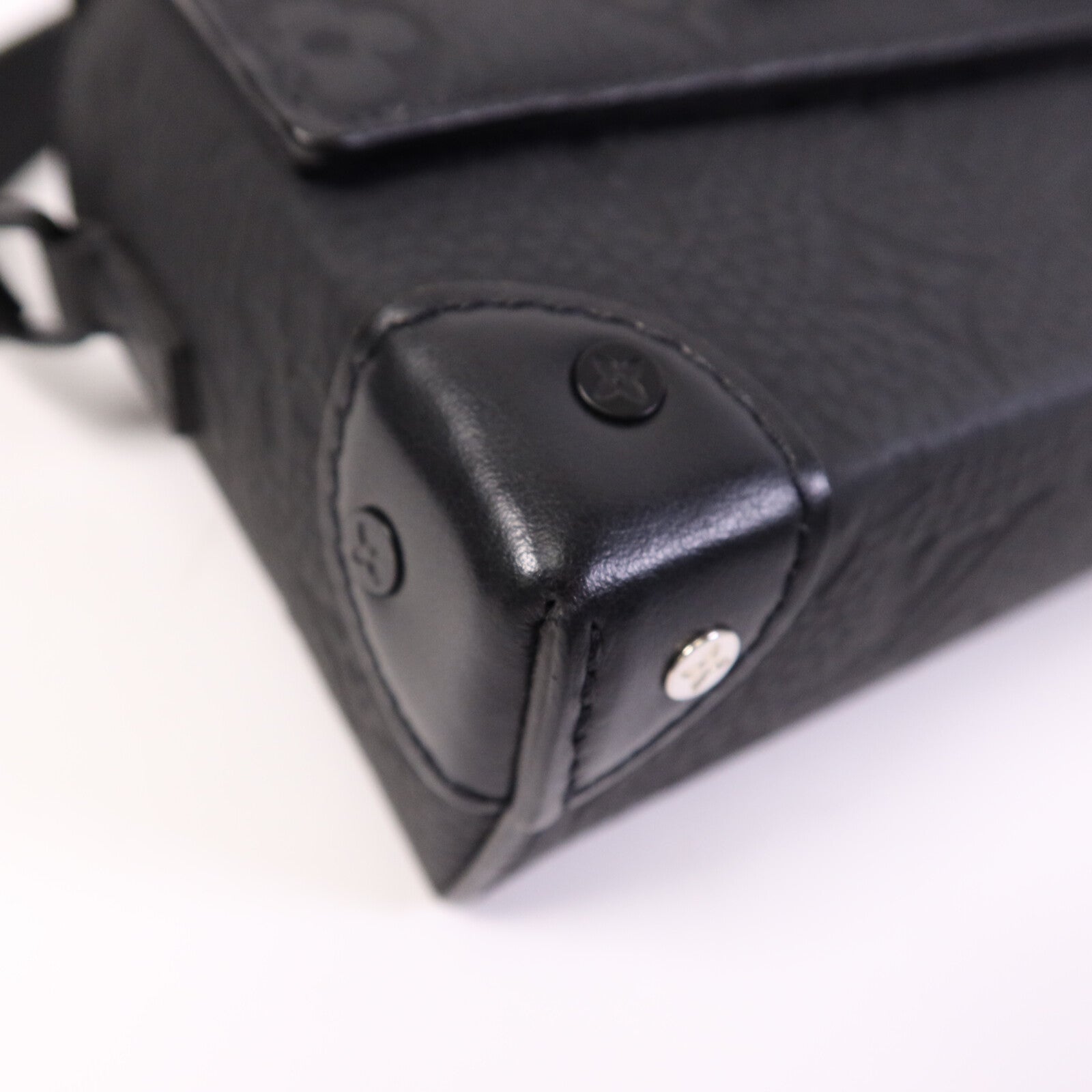 LOUIS VUITTON Monogram Taurillon Steamer Wearable Wallet扣肩背袋