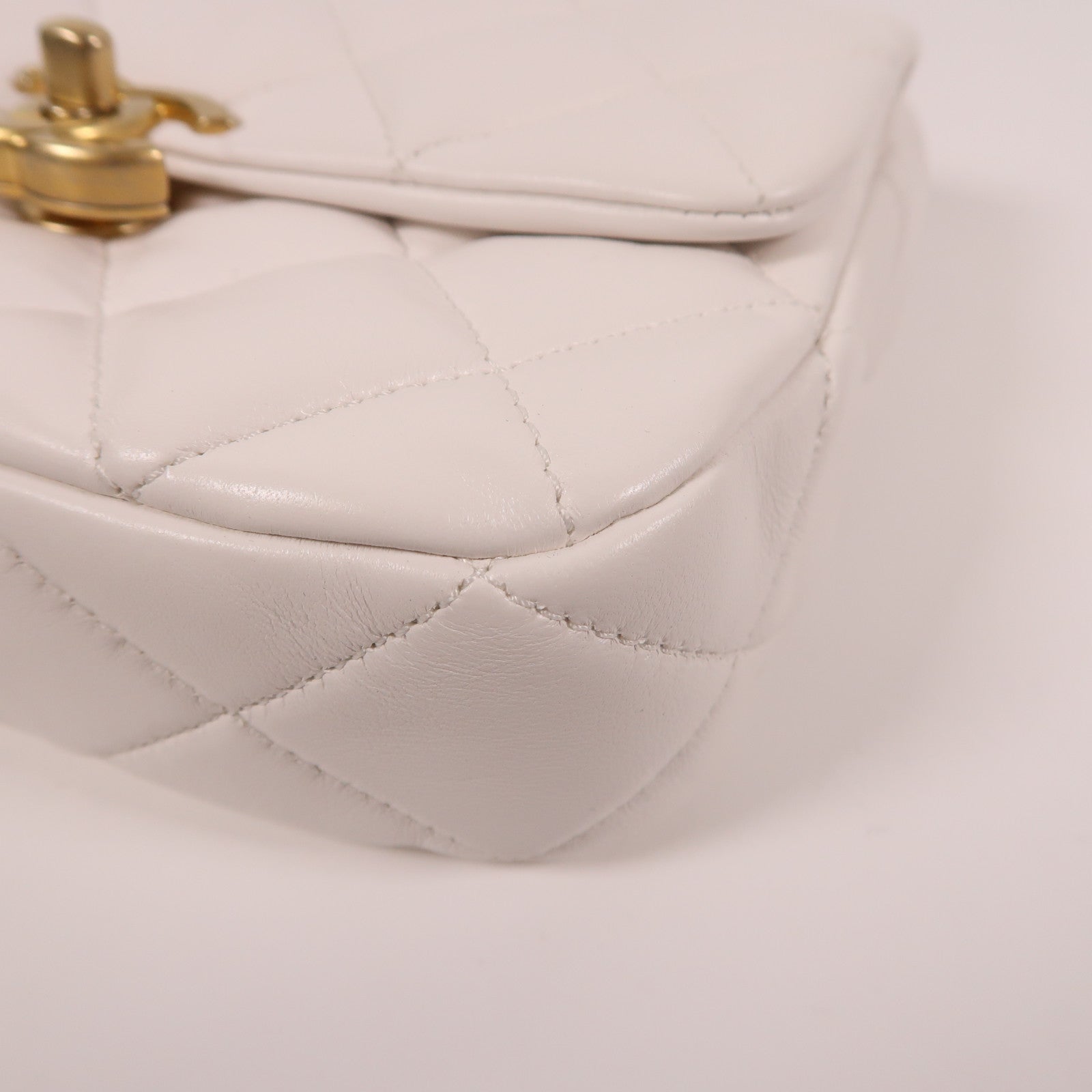 CHANEL 牛皮皮革Chain Shoulder鏈帶肩背袋白色