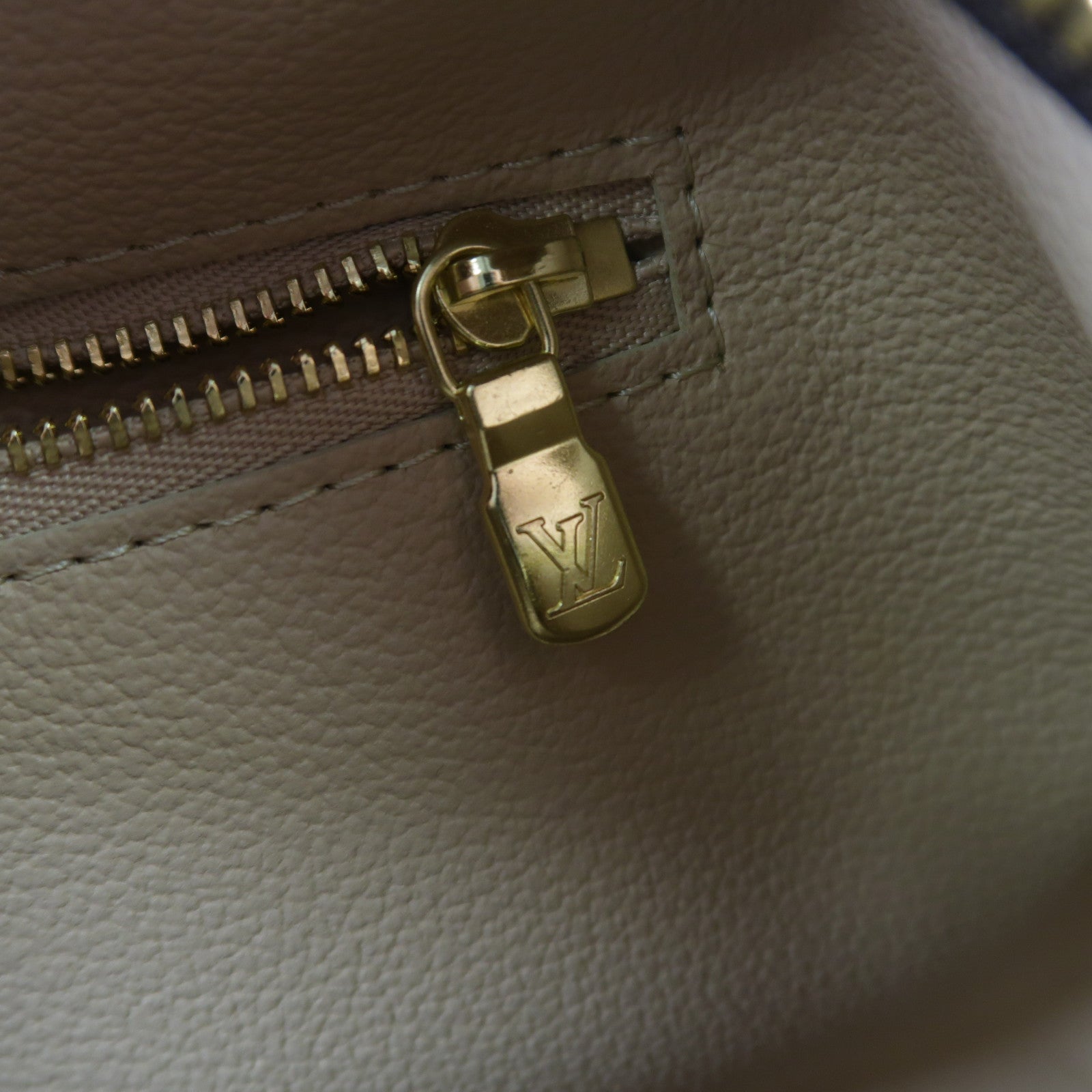 LOUIS VUITTON Monogram Cosmetic Pouch GM金扣手拿包