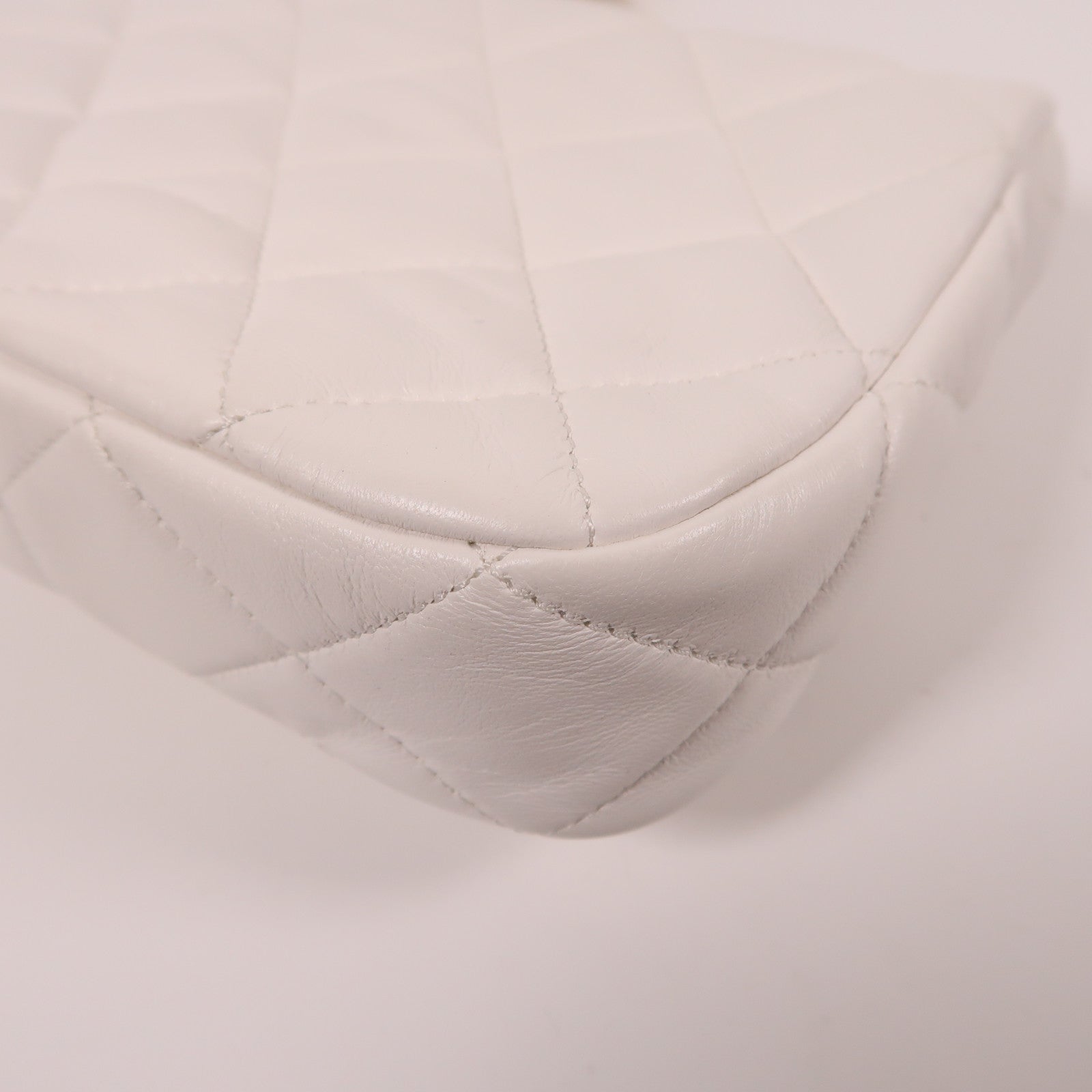 CHANEL 牛皮皮革Chain Shoulder鏈帶肩背袋白色