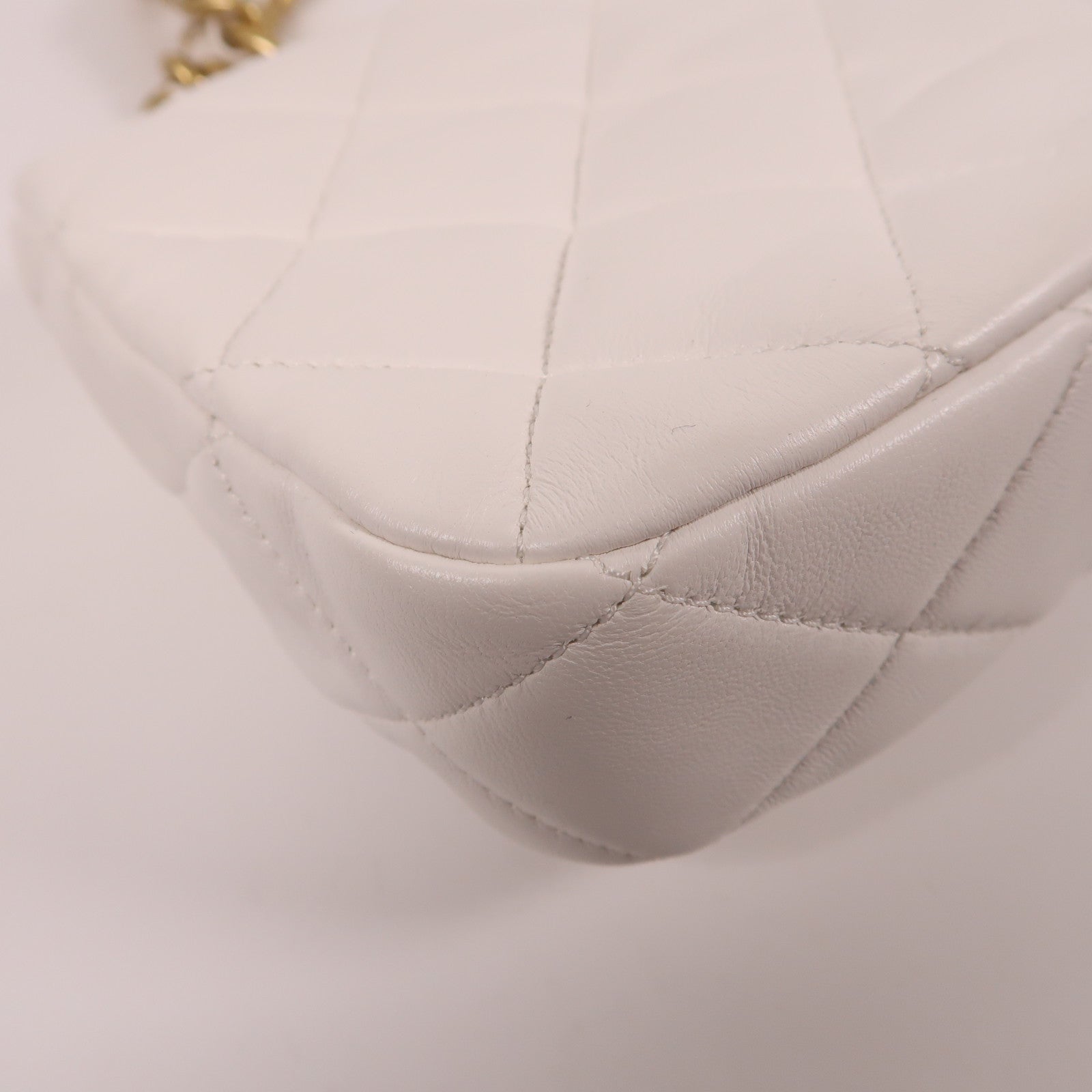 CHANEL 牛皮皮革Chain Shoulder鏈帶肩背袋白色