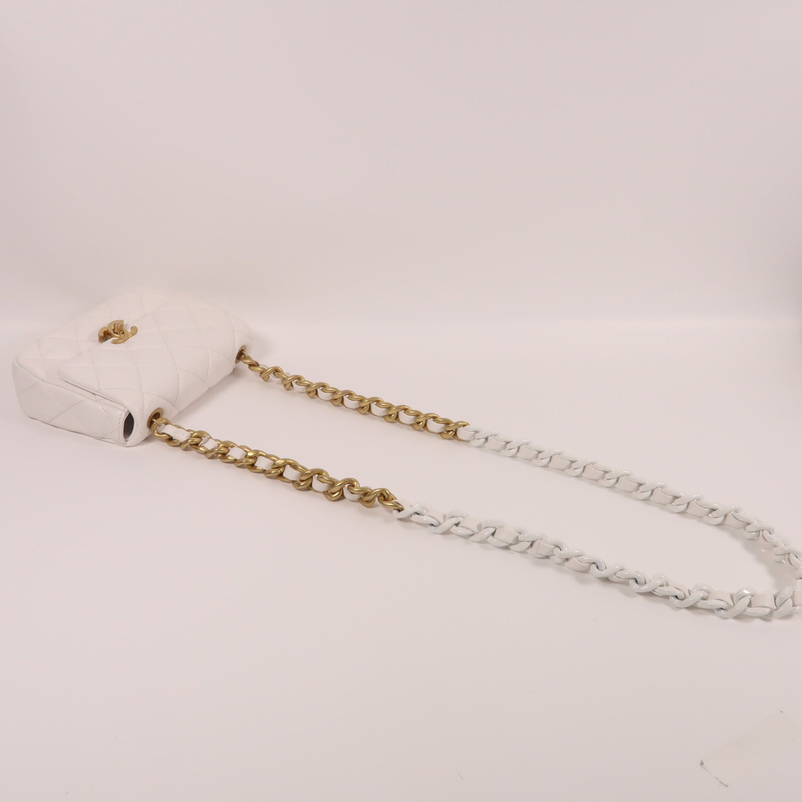CHANEL 牛皮皮革Chain Shoulder鏈帶肩背袋白色