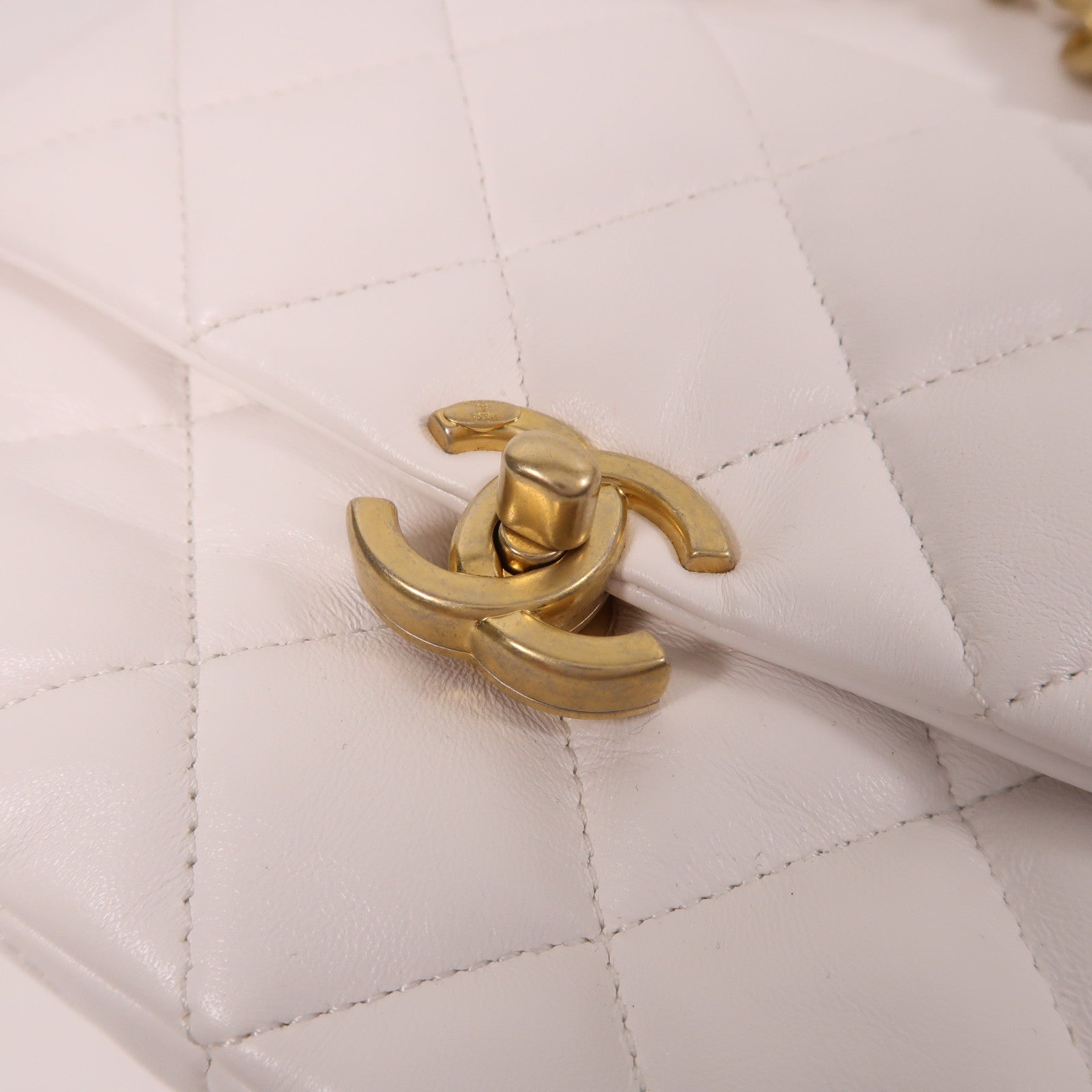CHANEL 牛皮皮革Chain Shoulder鏈帶肩背袋白色