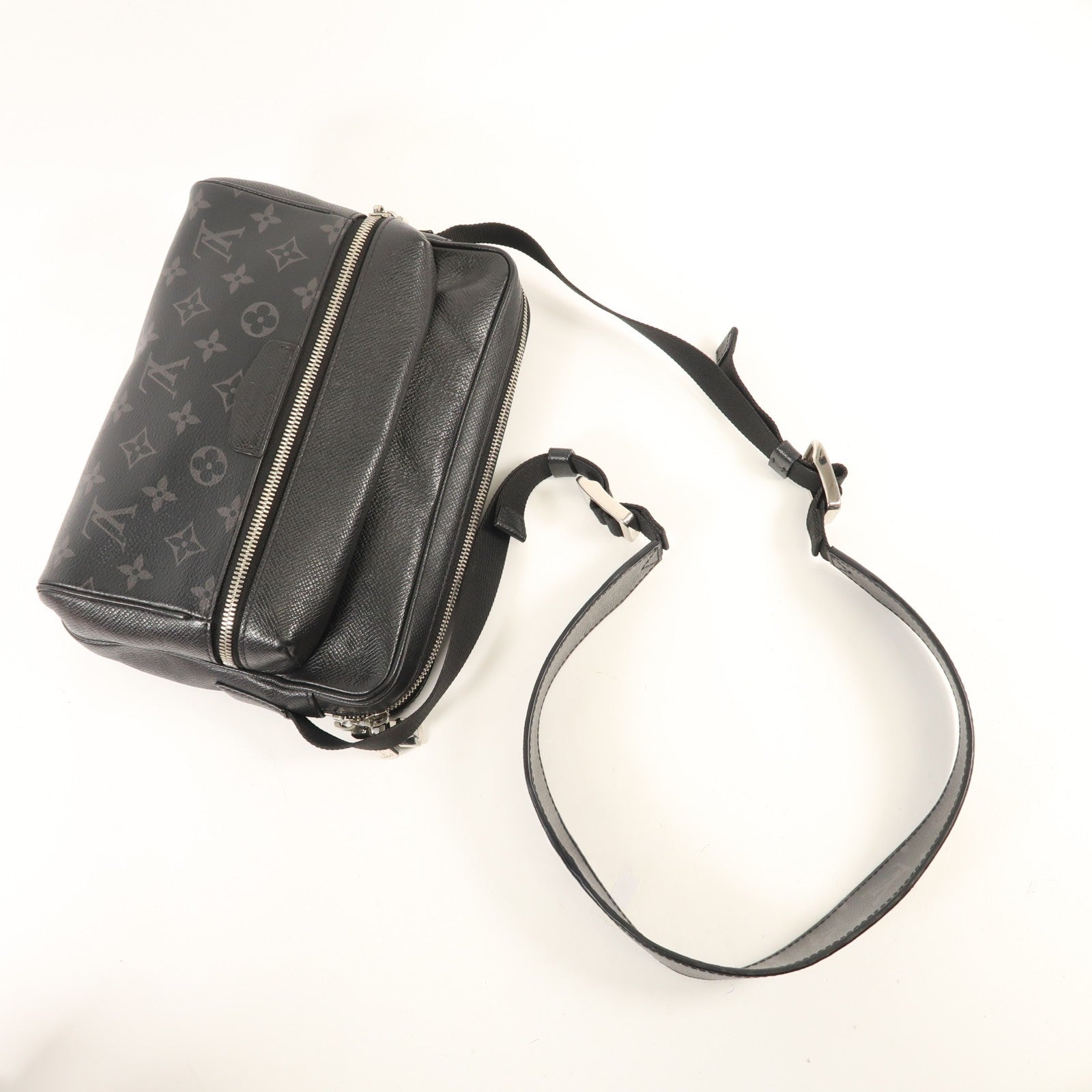 LOUIS VUITTON Monogram Eclipse/Taiga Outdoor Messenger銀扣肩背袋