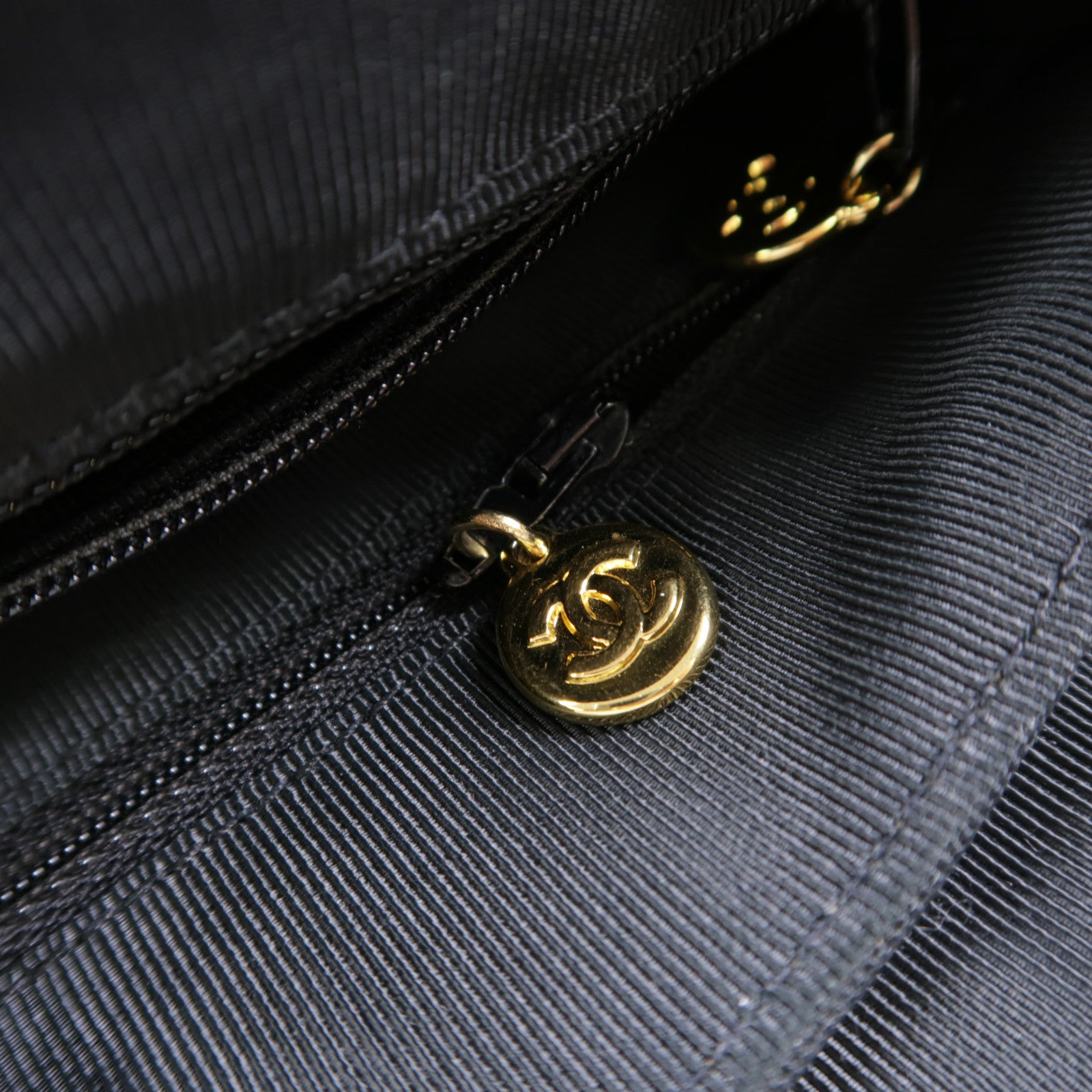 CHANEL 牛皮皮革Backpack金扣鏈帶背包