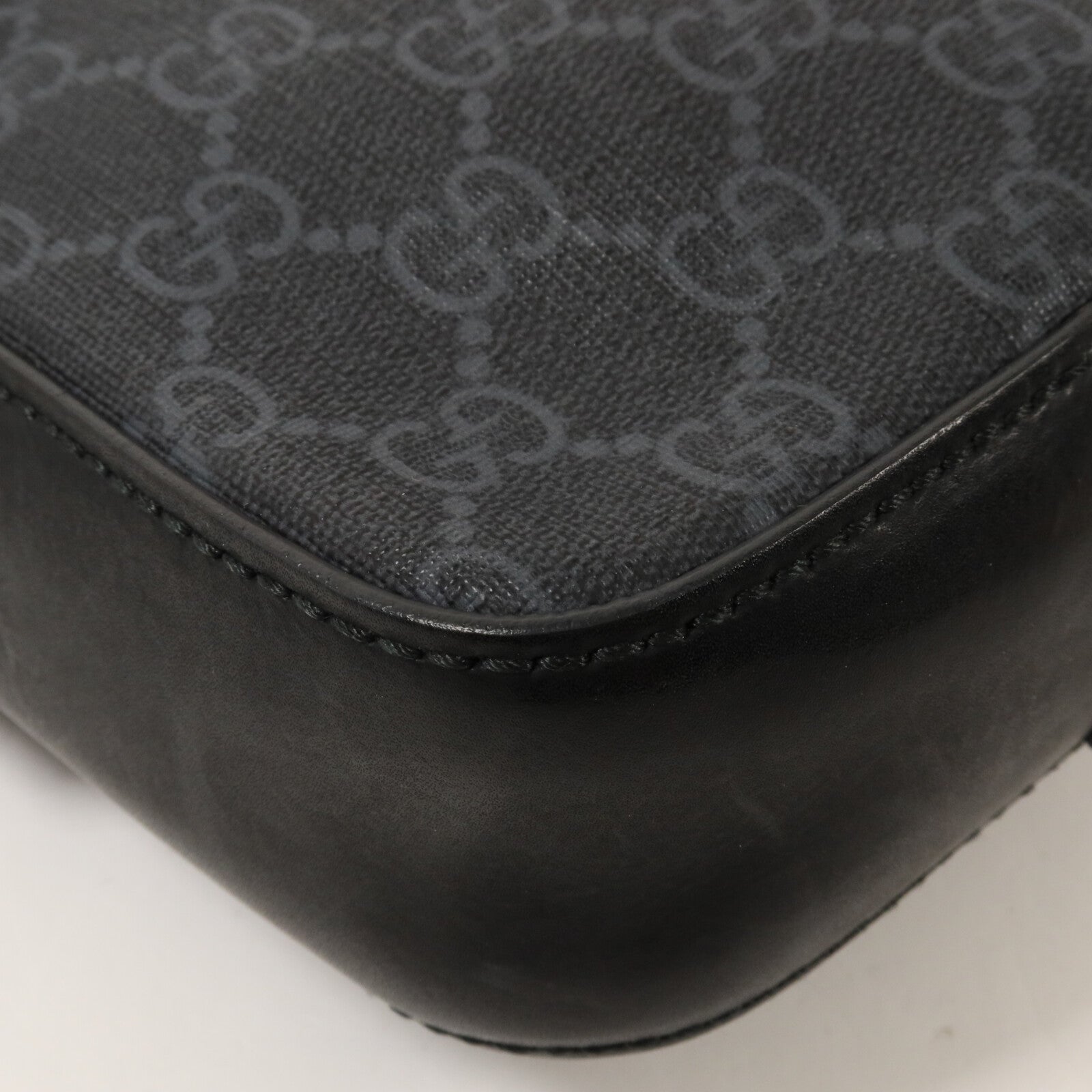 GUCCI 塗層帆布GG Black Messenger肩背袋