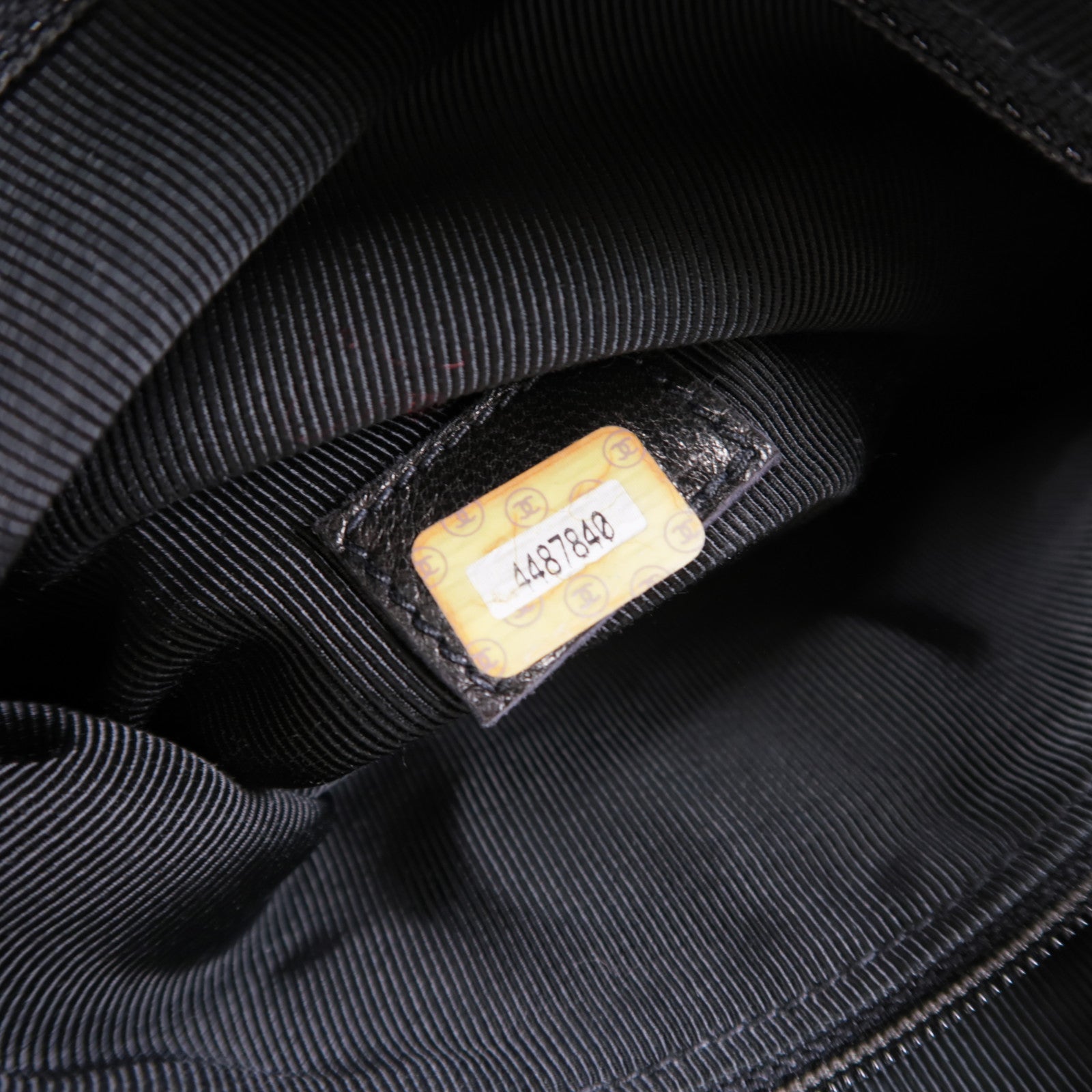 CHANEL 牛皮皮革Backpack金扣鏈帶背包