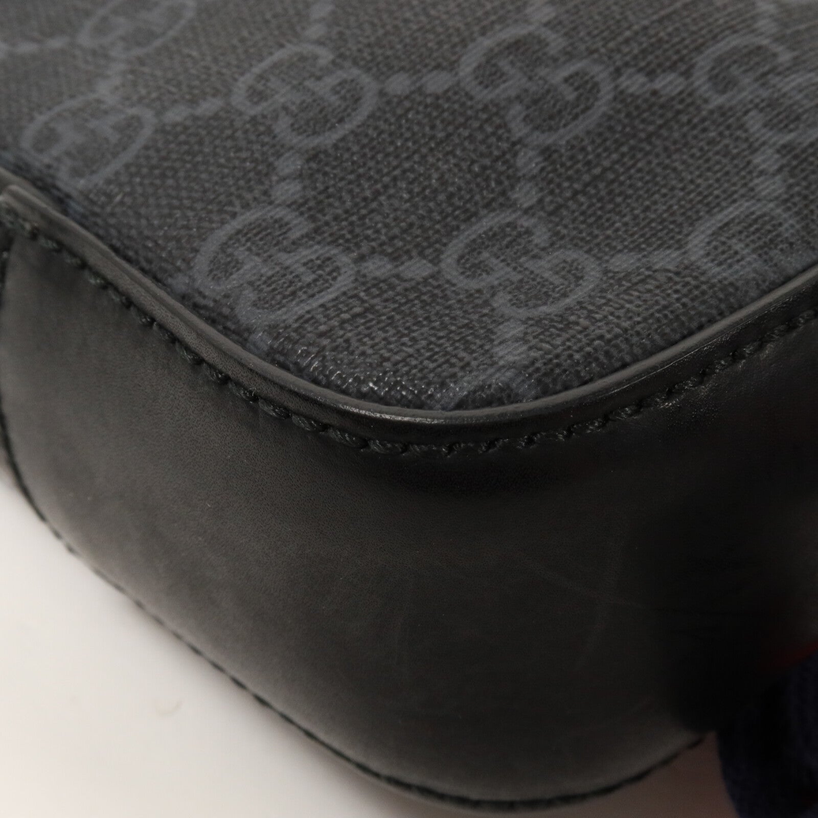 GUCCI 塗層帆布GG Black Messenger肩背袋