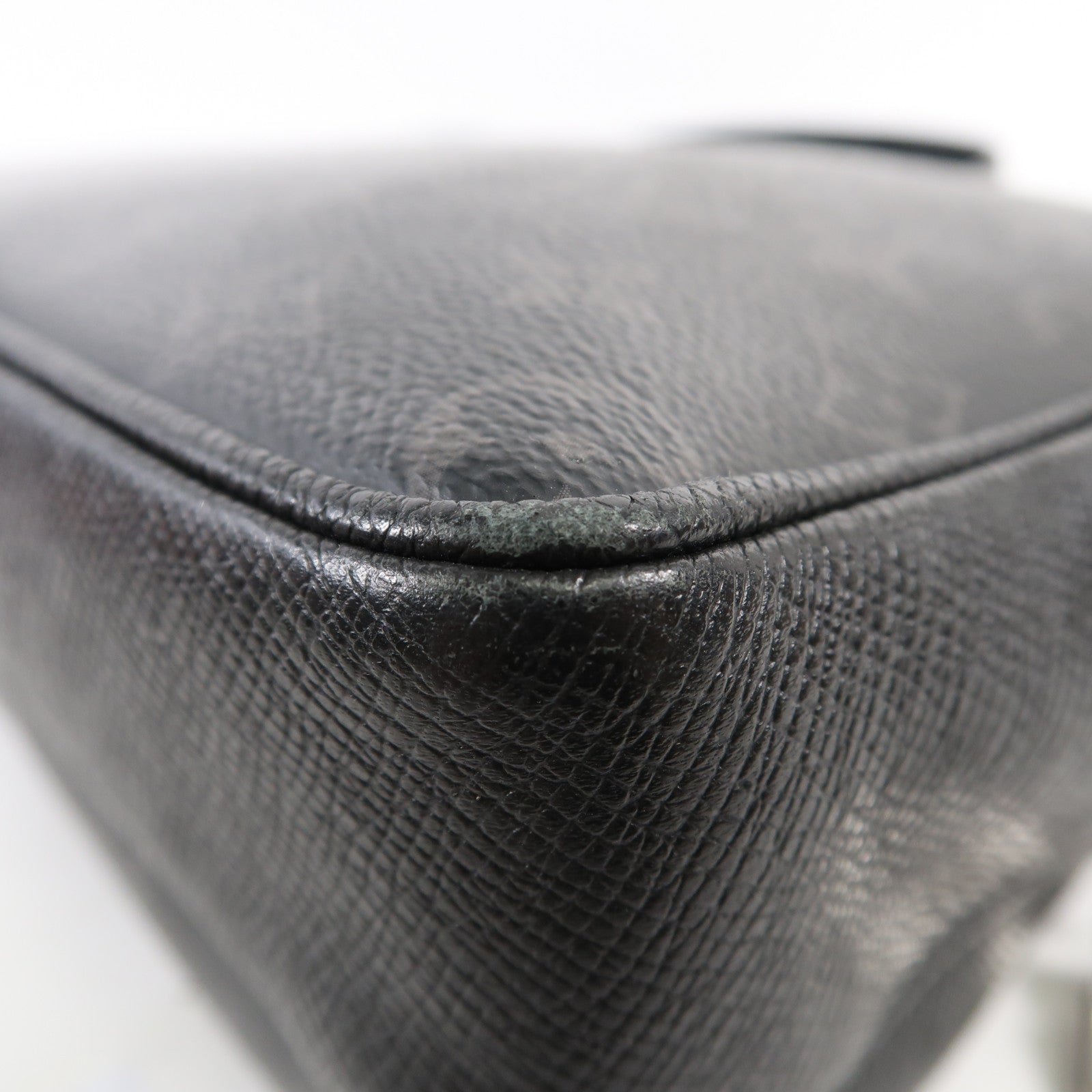 LOUIS VUITTON Monogram Eclipse/Taiga Outdoor Messenger銀扣肩背袋