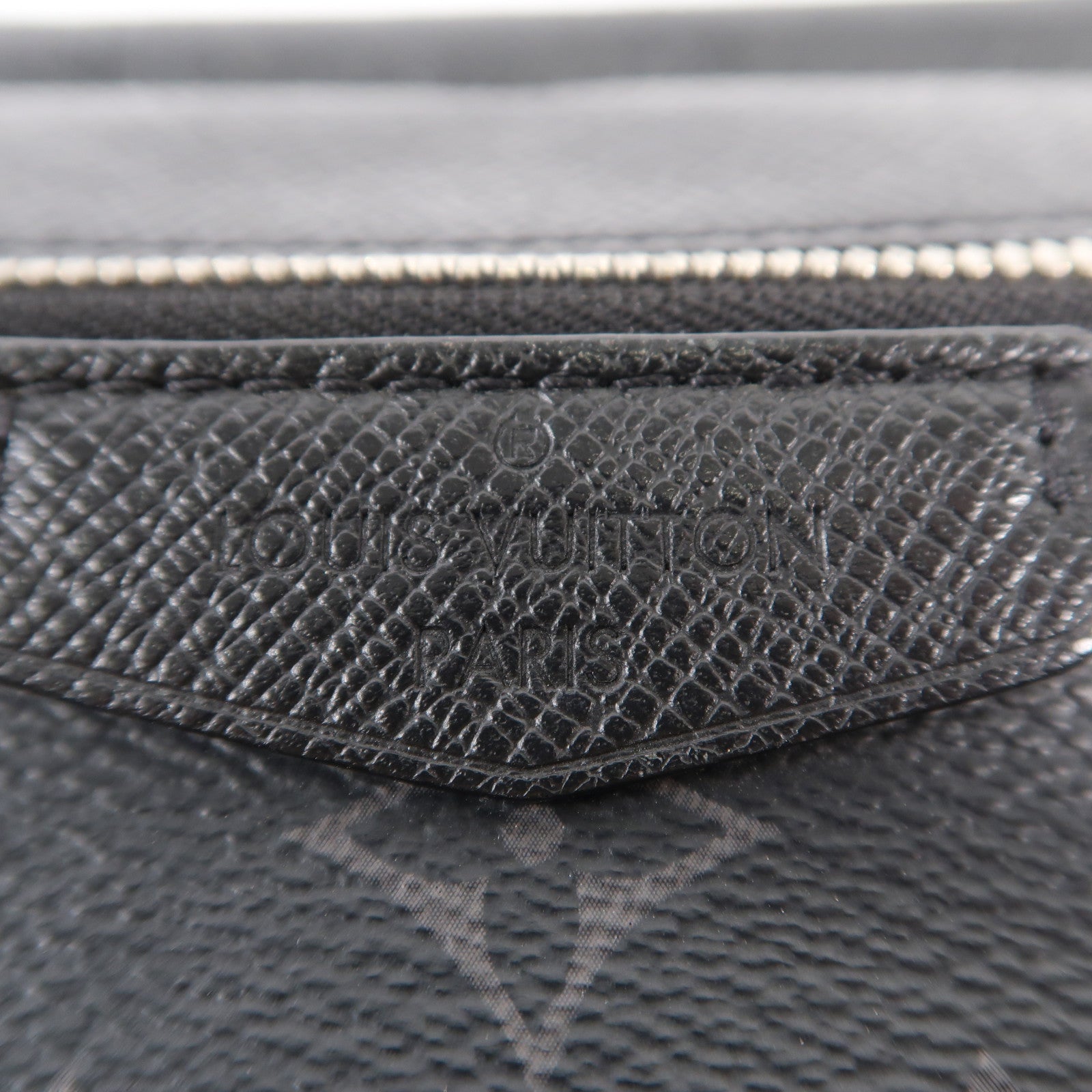 LOUIS VUITTON Monogram Eclipse/Taiga Outdoor Messenger銀扣肩背袋