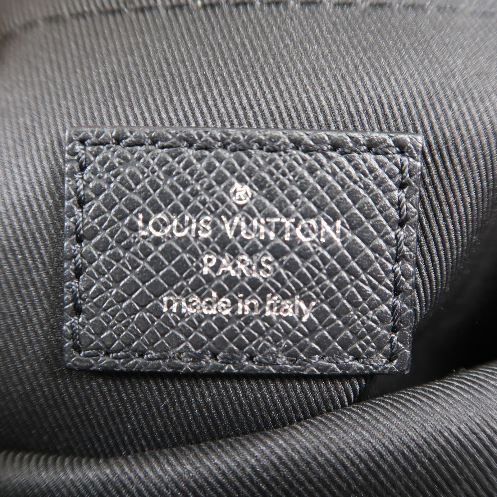 LOUIS VUITTON Monogram Eclipse/Taiga Outdoor Messenger銀扣肩背袋