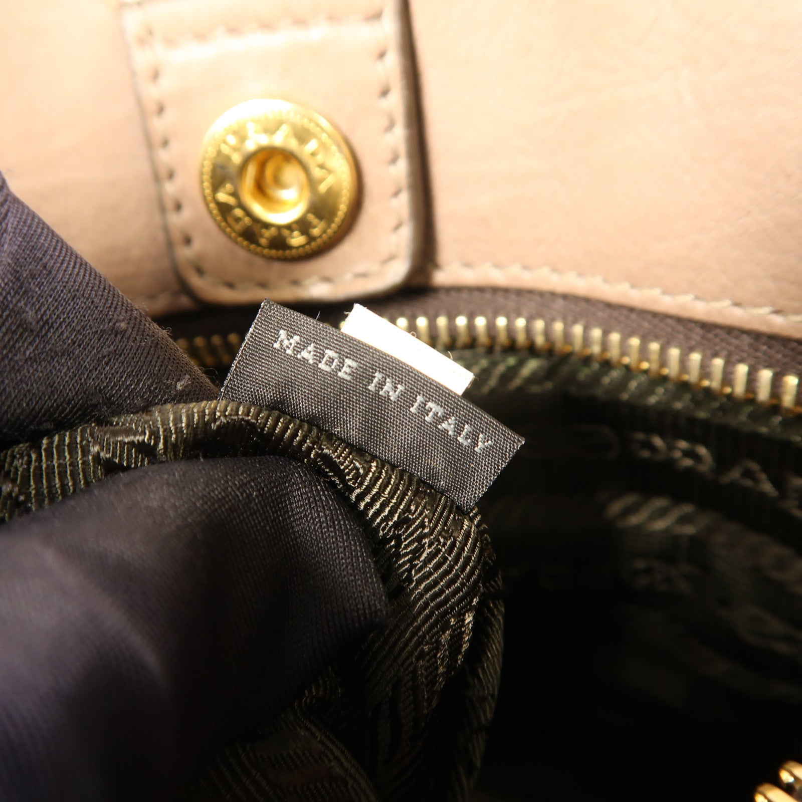 PRADA 牛皮皮革Shoulder Bag金扣肩背袋