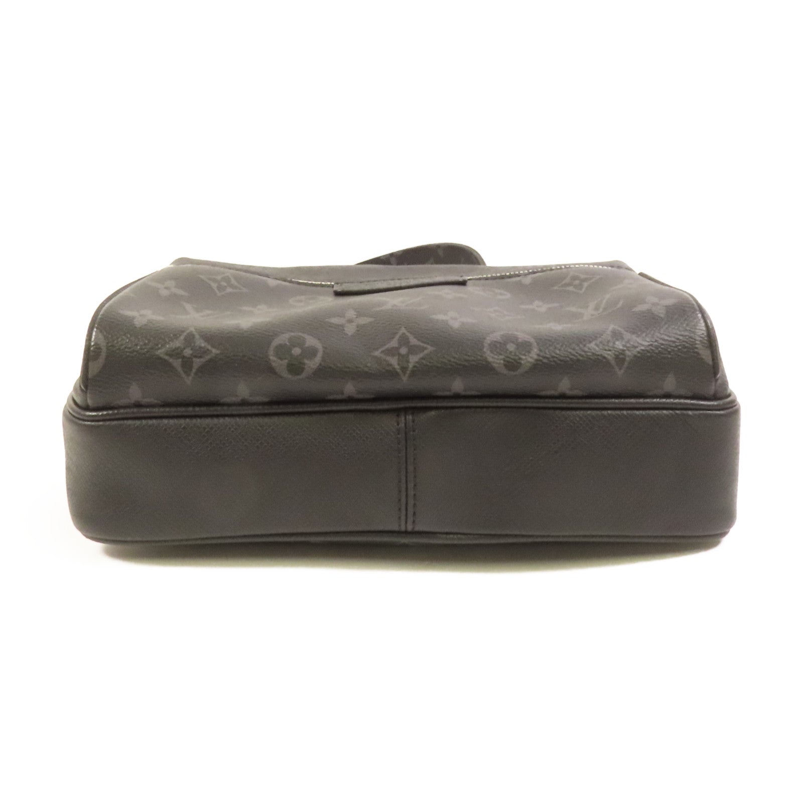 LOUIS VUITTON Monogram Eclipse Outdoor Messenger銀扣肩背袋