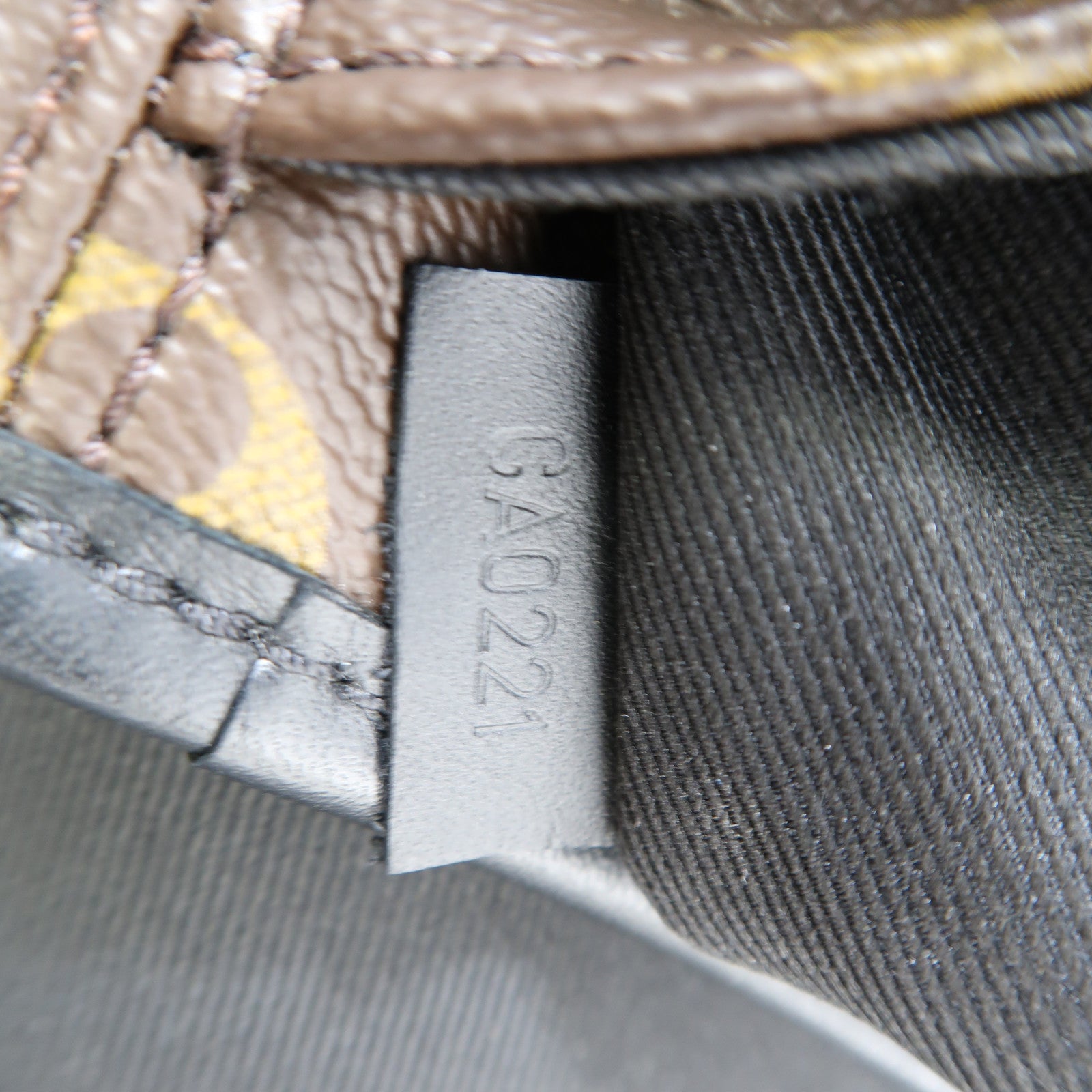 LOUIS VUITTON Monogram Magnetic Messenger Bag肩背袋棕色