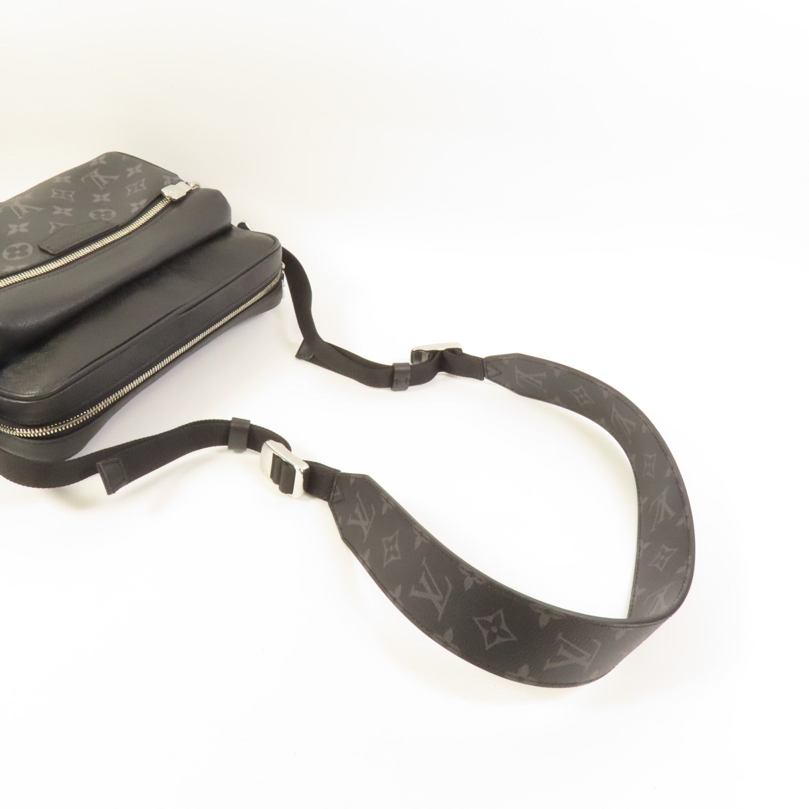 LOUIS VUITTON Monogram Eclipse Outdoor Messenger銀扣肩背袋