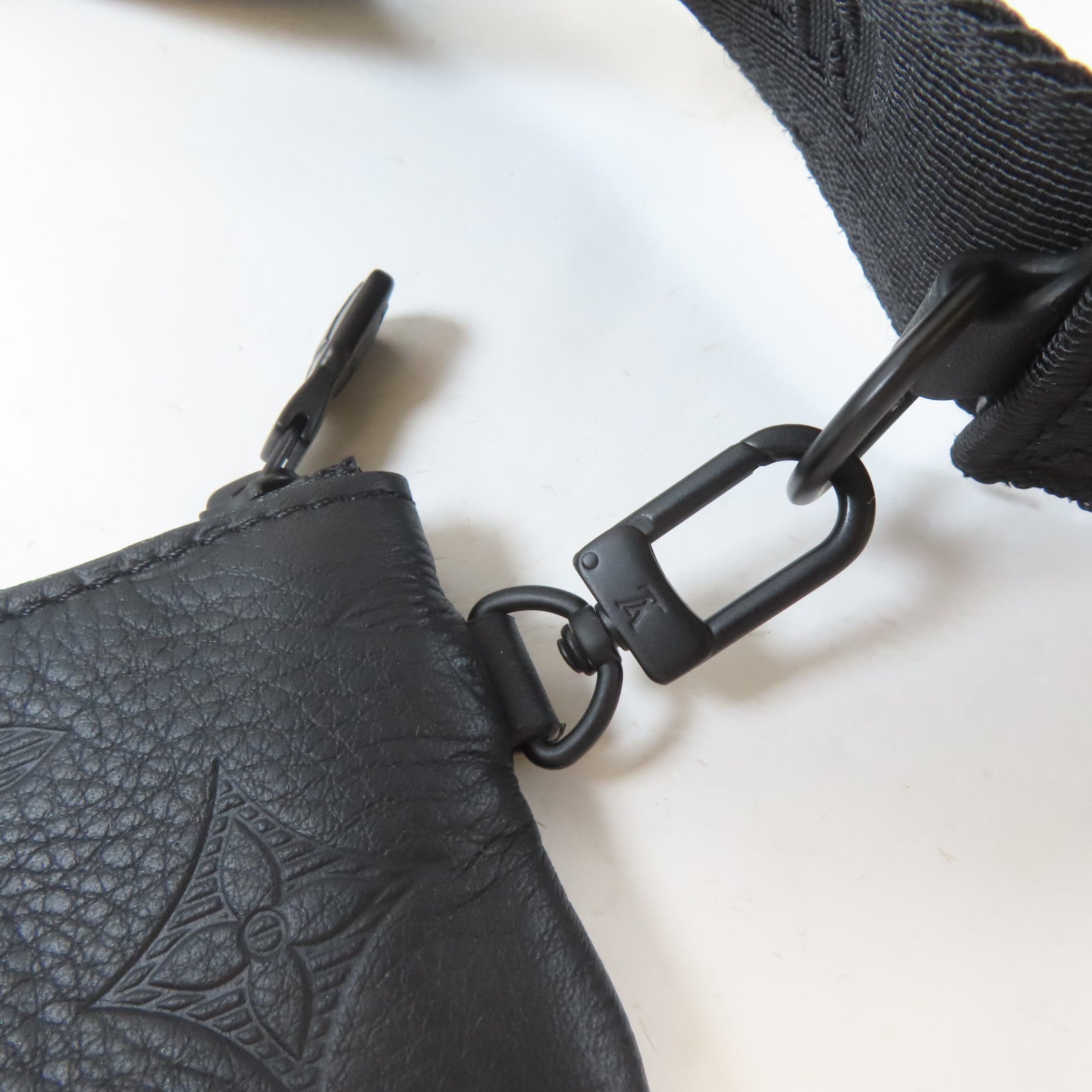 LOUIS VUITTON Monogram Shadow Trio Messenger黑扣肩背袋黑色