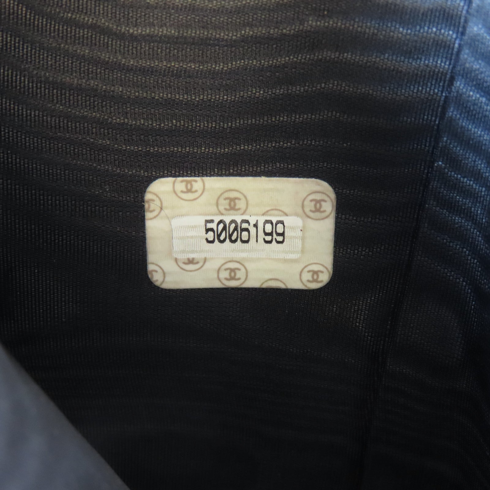 CHANEL Caviar皮革Trifold Wallet金扣錢包黑色
