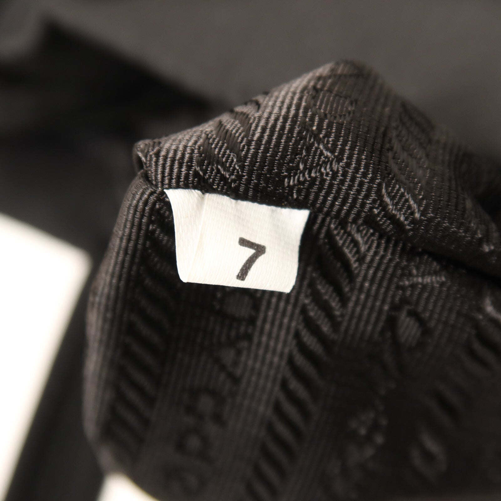 PRADA 尼龍Tessuto Sport銀扣手挽袋