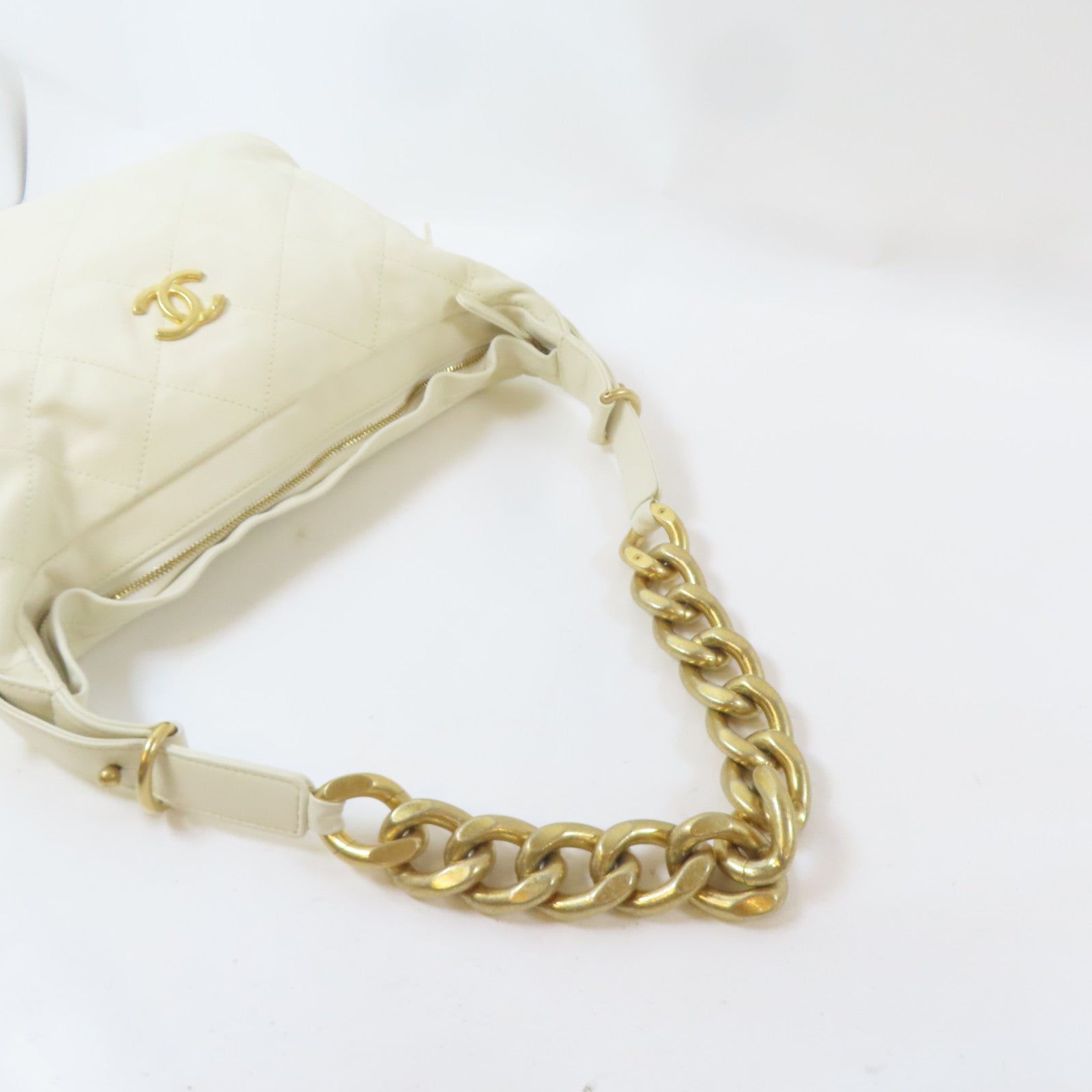 CHANEL 菱格牛皮皮革Hobo金扣鏈帶肩背袋白色