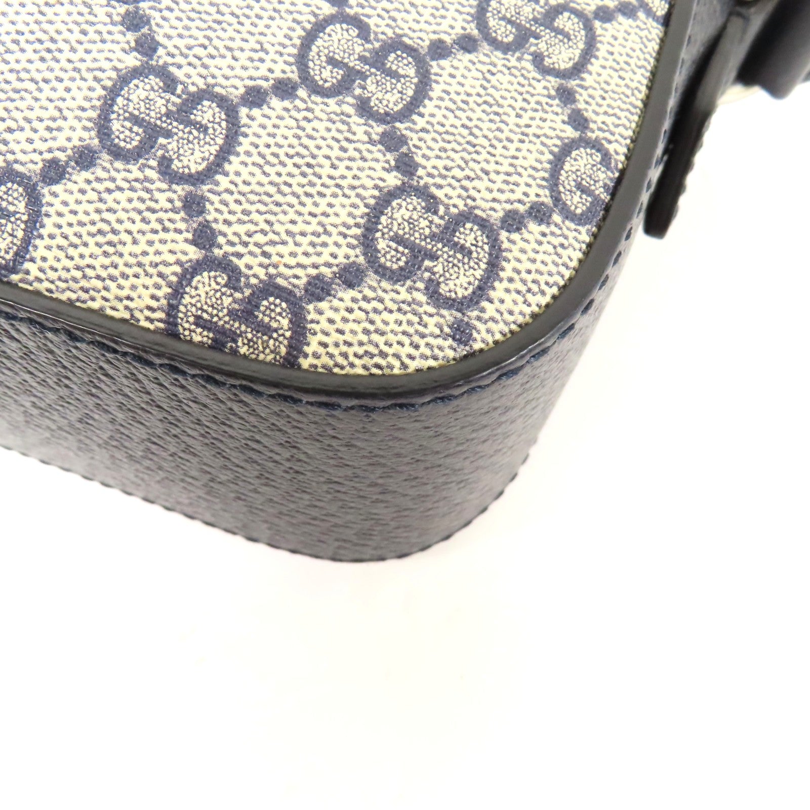 GUCCI 塗層帆布GG Supreme銀扣肩背袋