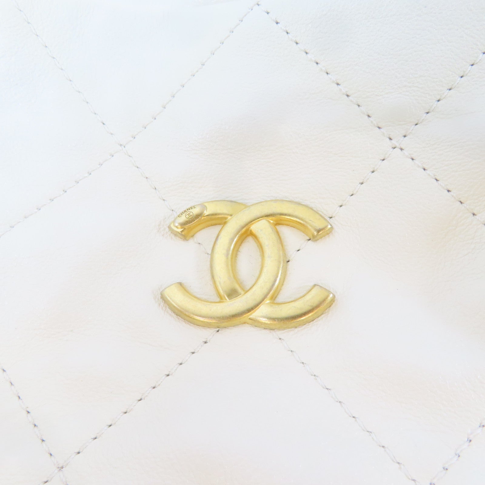 CHANEL 菱格牛皮皮革Hobo金扣鏈帶肩背袋白色