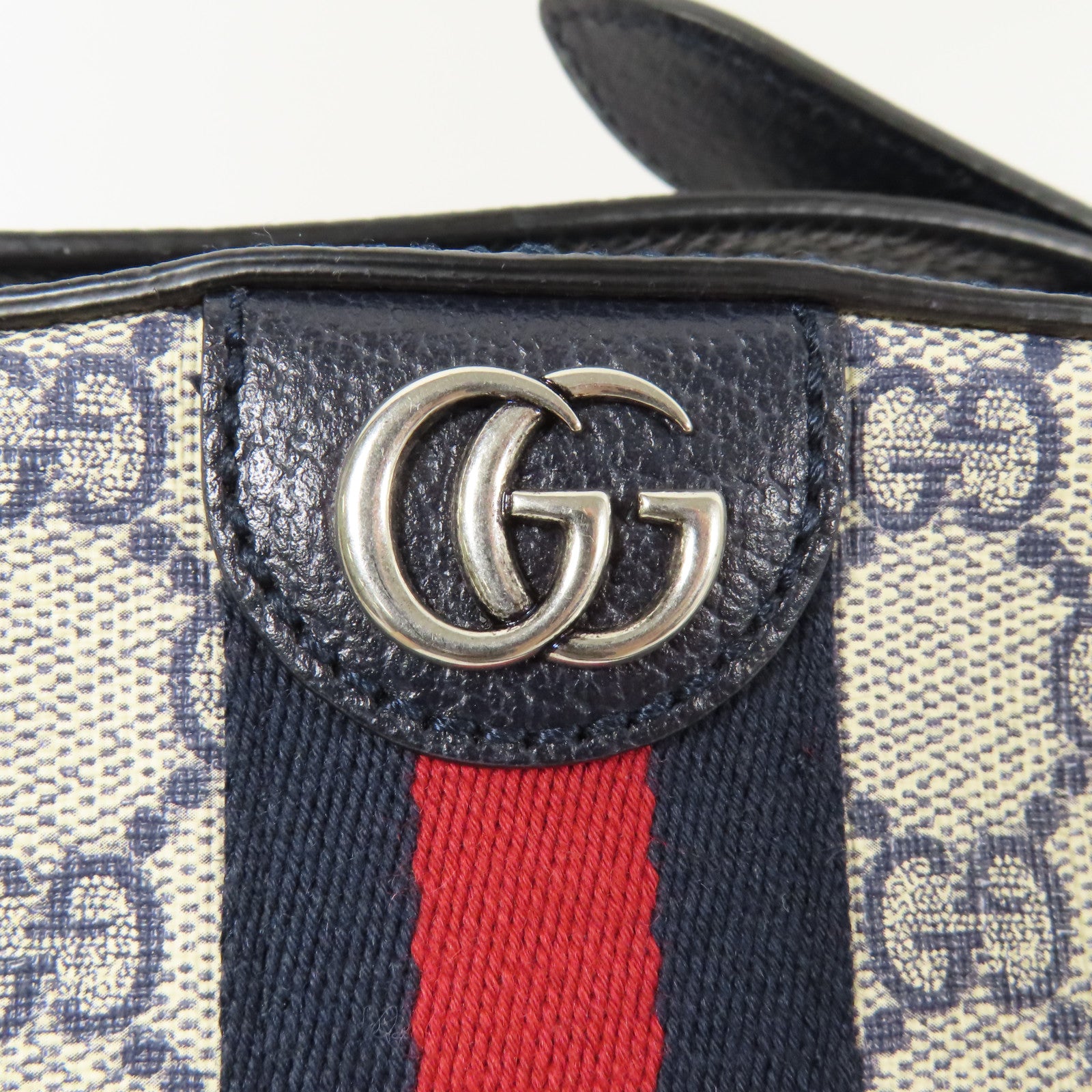GUCCI 塗層帆布GG Supreme銀扣肩背袋