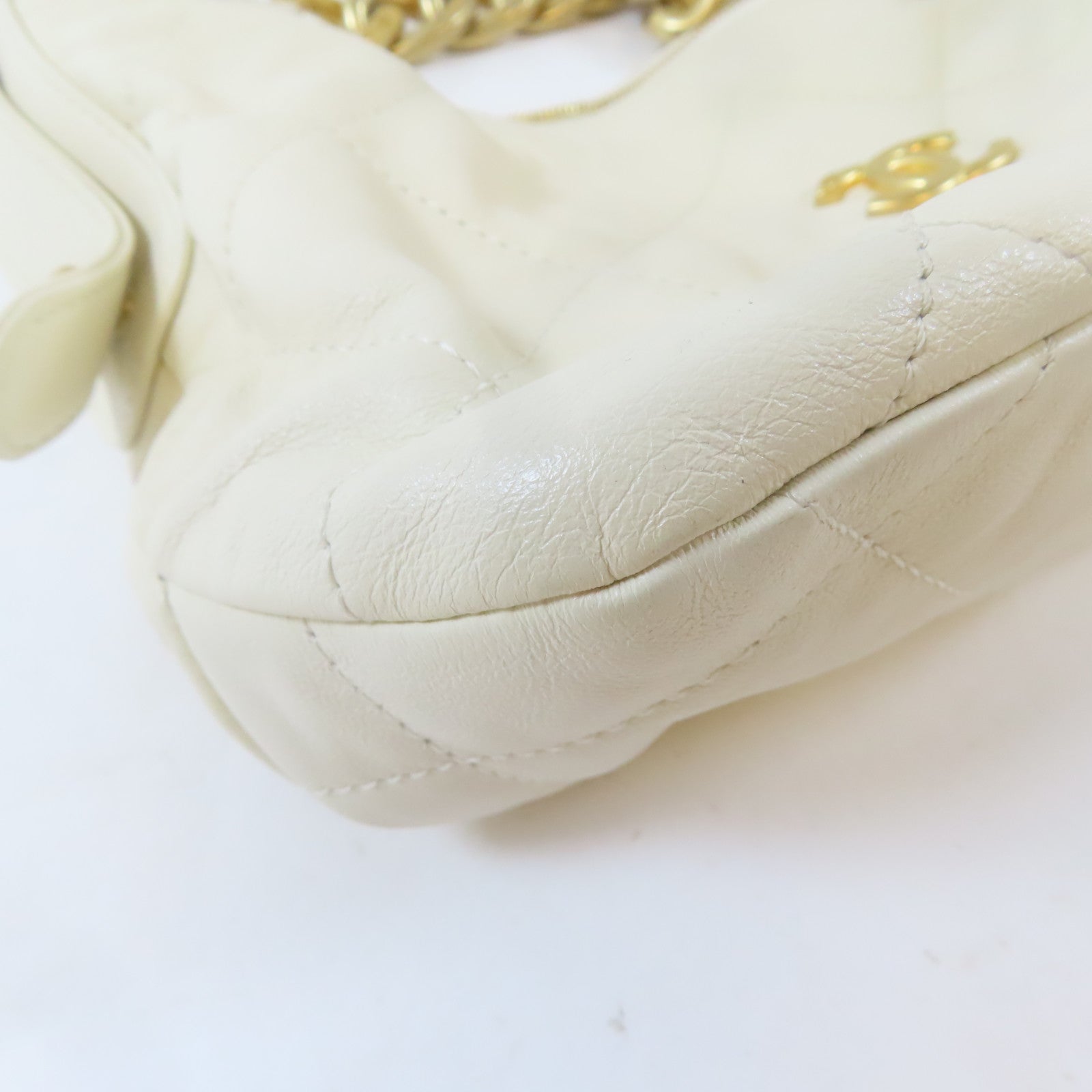 CHANEL 菱格牛皮皮革Hobo金扣鏈帶肩背袋白色