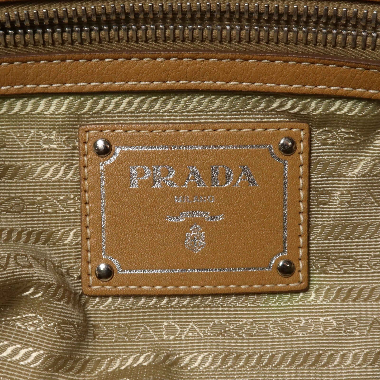 PRADA 牛皮皮革Daino Bauletto Embossed Logo Handbag手挽袋