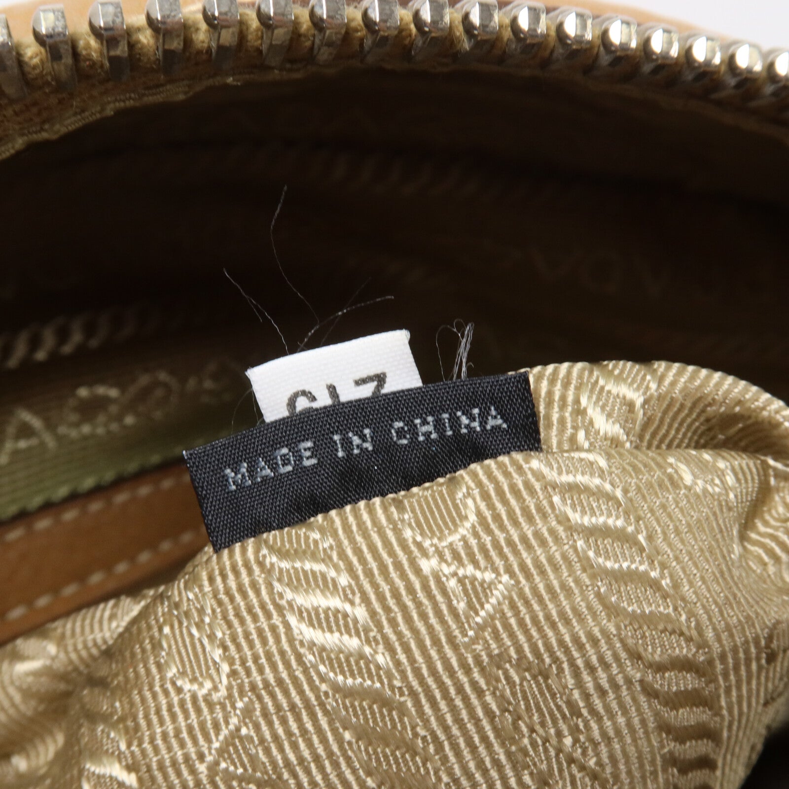 PRADA 牛皮皮革Daino Bauletto Embossed Logo Handbag手挽袋