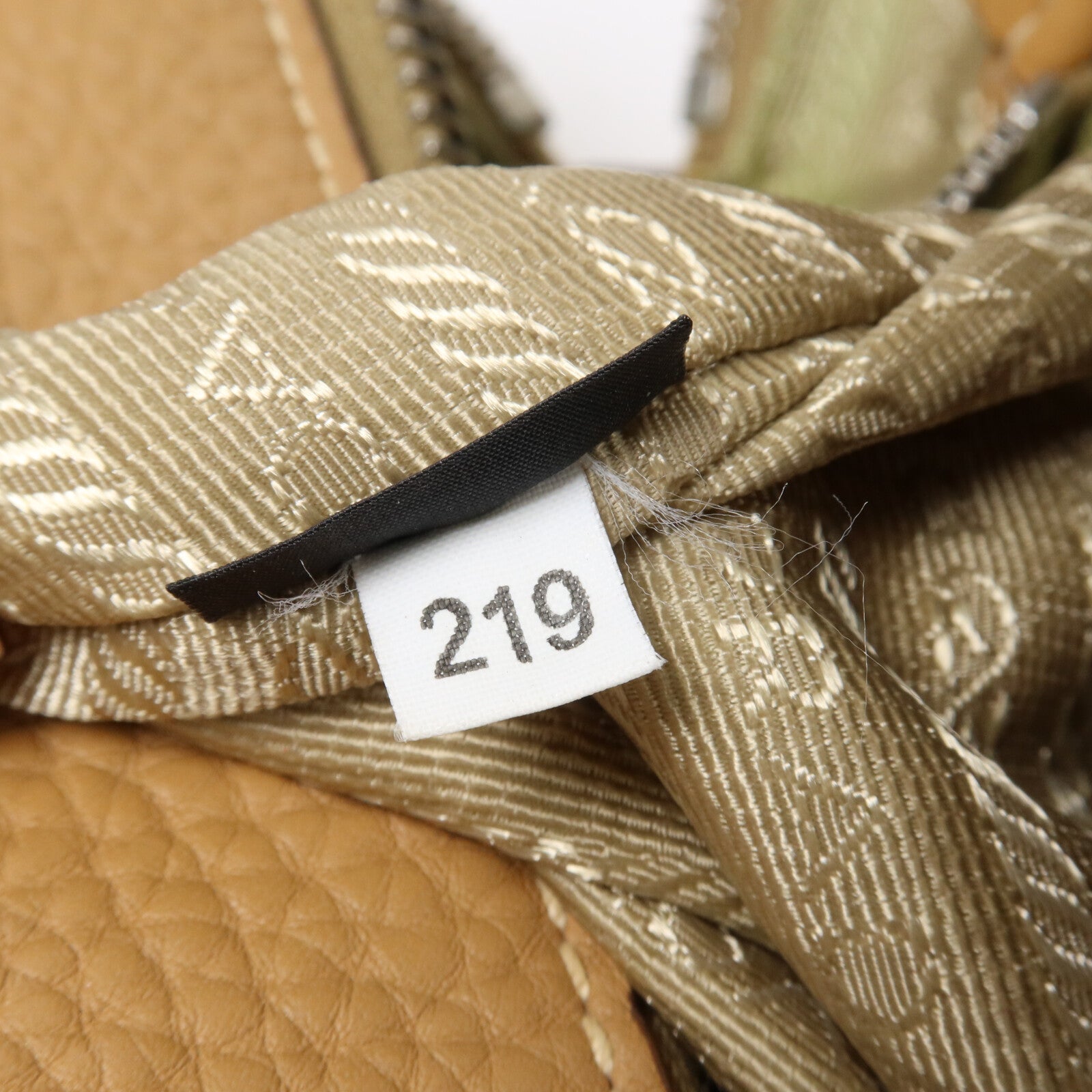 PRADA 牛皮皮革Daino Bauletto Embossed Logo Handbag手挽袋