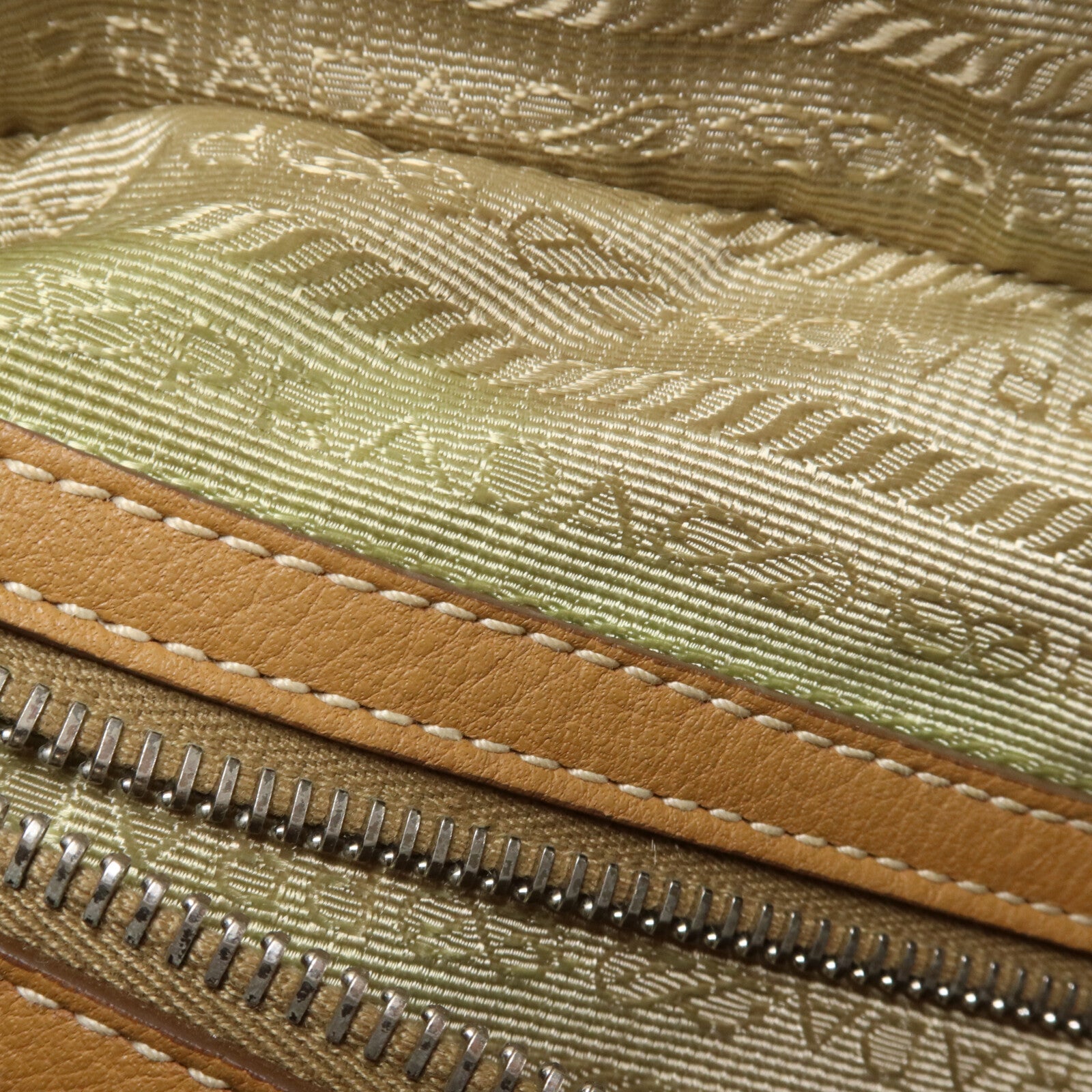 PRADA 牛皮皮革Daino Bauletto Embossed Logo Handbag手挽袋